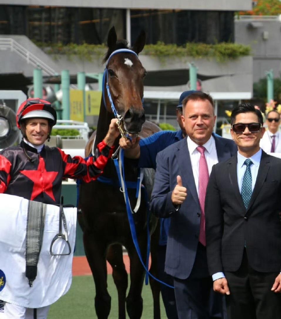 郭富城開心拉頭馬。