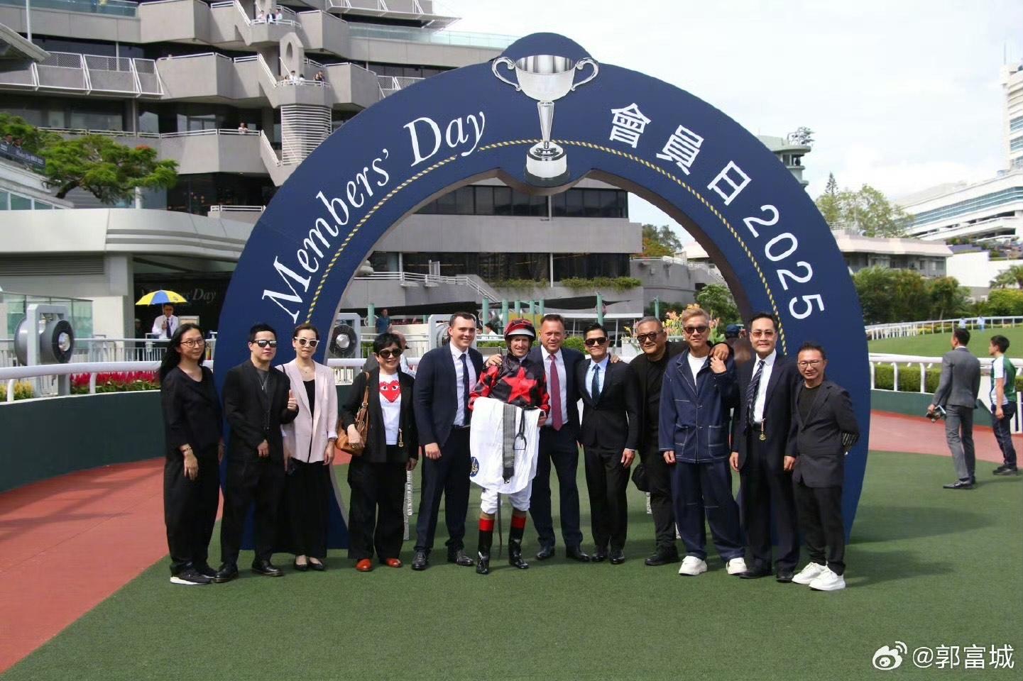 郭富城透露老婆要帶小朋友去參加生日會,所以未能一起出席。