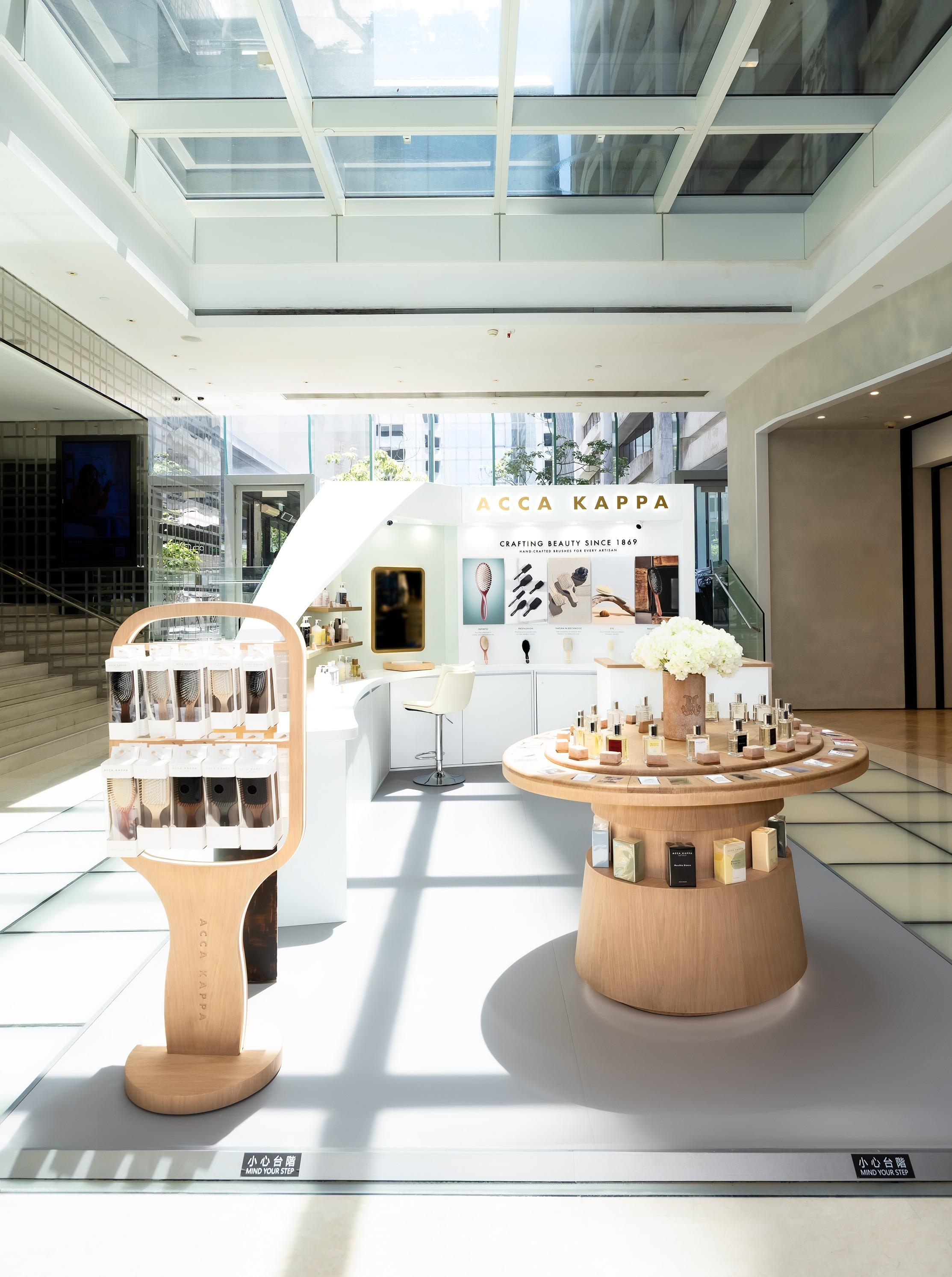 Acca Kappa海港城期間限定店提供多種體驗,顧客能體驗多款經典的豬鬃毛髮刷。