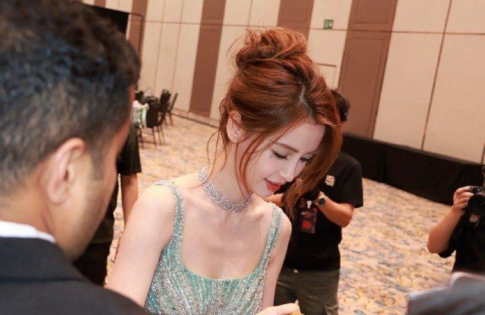 寵粉的Angelababy,走近fans為他們簽名。