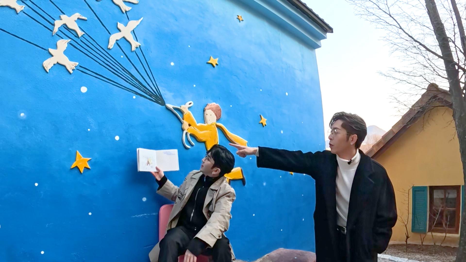 Anson Lo認真欣賞Edan的作品。