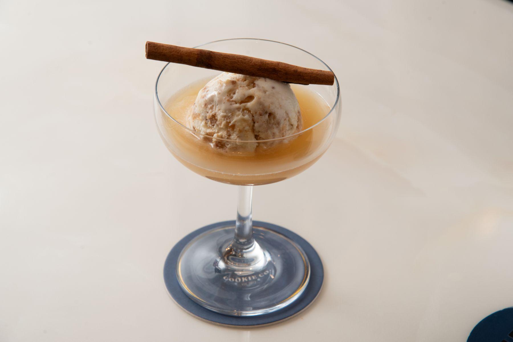 醉人蘋果批:蘋果派酒精飲品$145(僅限堂食)蘋果派雪糕加入蘋果白蘭地(Calvados),放上肉桂棒,香氣濃郁;雞尾酒微醺適中。