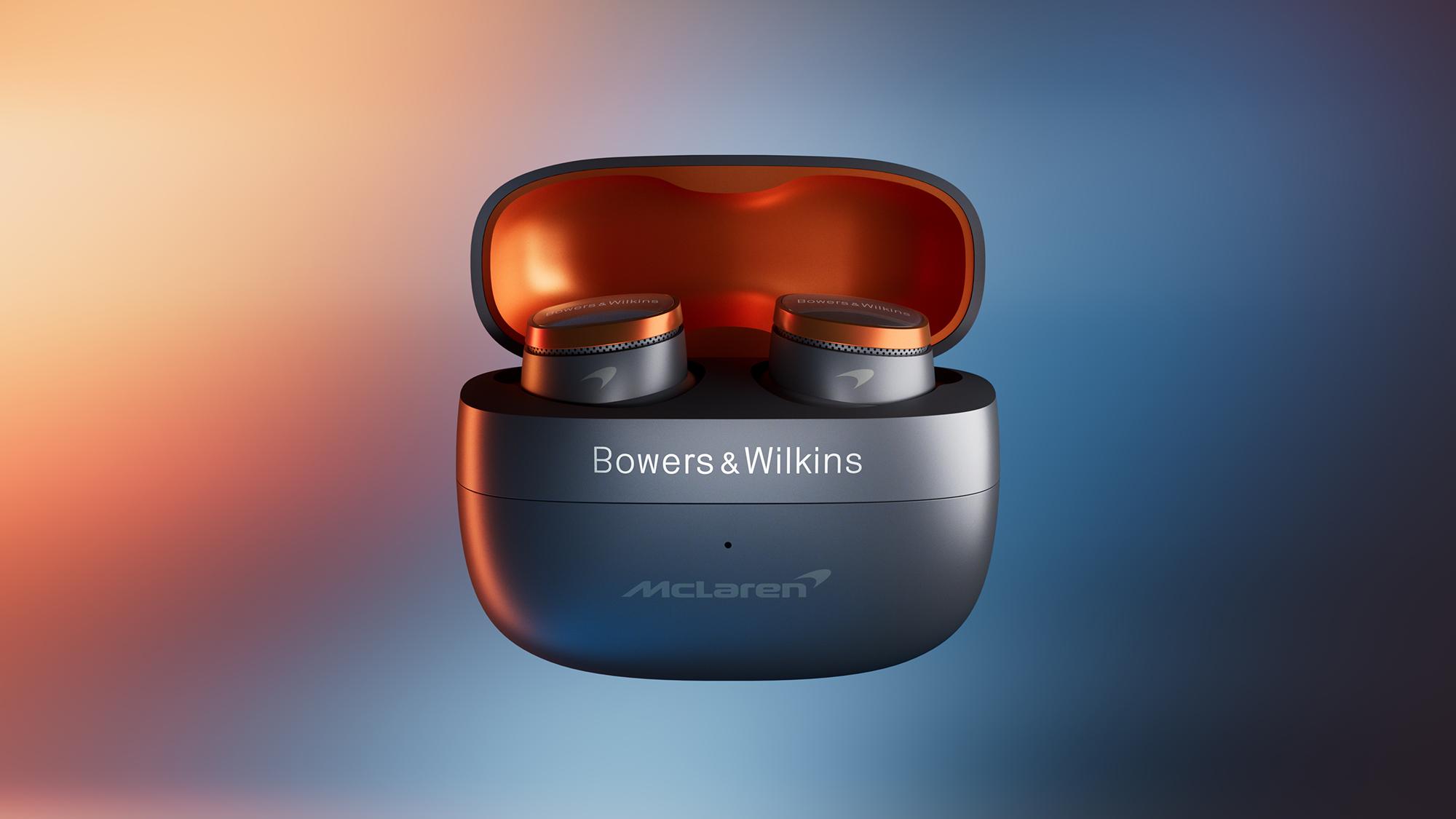 Bowers & Wilkins Pi8 McLaren Edition的充電盒上可見兩大品牌標誌。