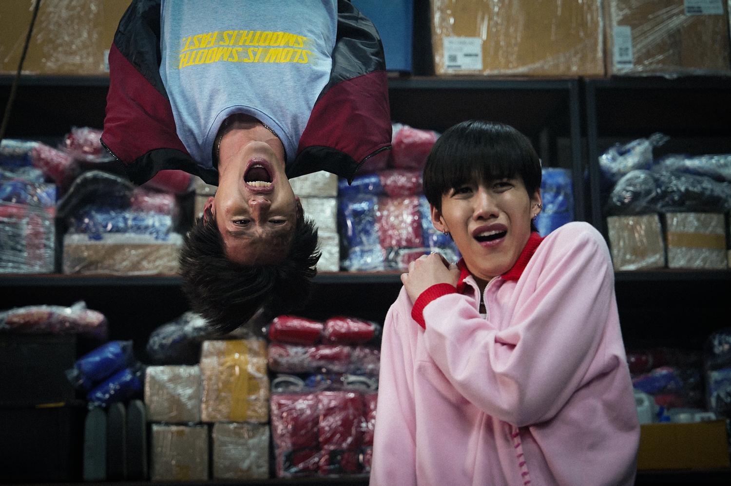 Billkin和PP Krit首度合體登上大銀幕,主演泰國瘋狂喜劇《關於我和鬼變成家人的那封利是》。