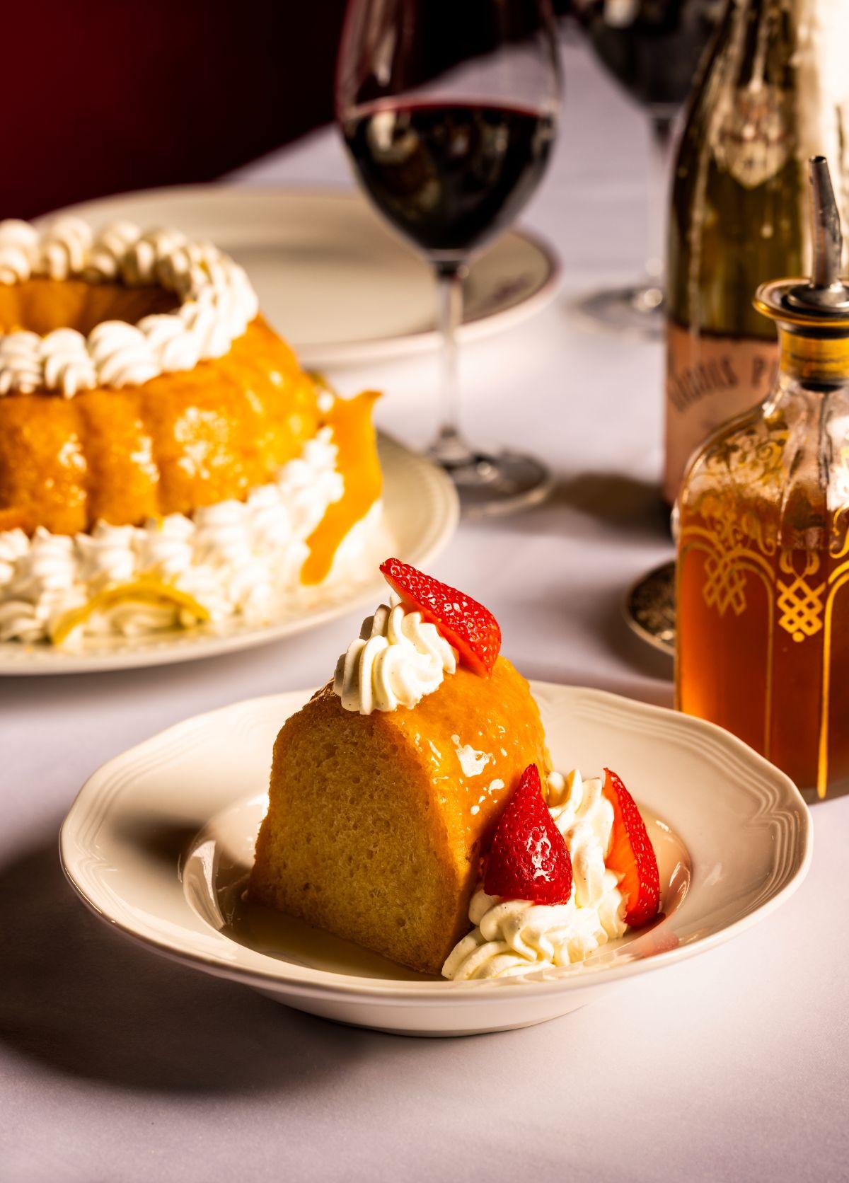 冧酒巴巴($188)蛋糕索滿冧酒,佐以日本士多啤梨及經過調味的鮮忌廉,蛋糕濕潤啖啖嘗到酒香。