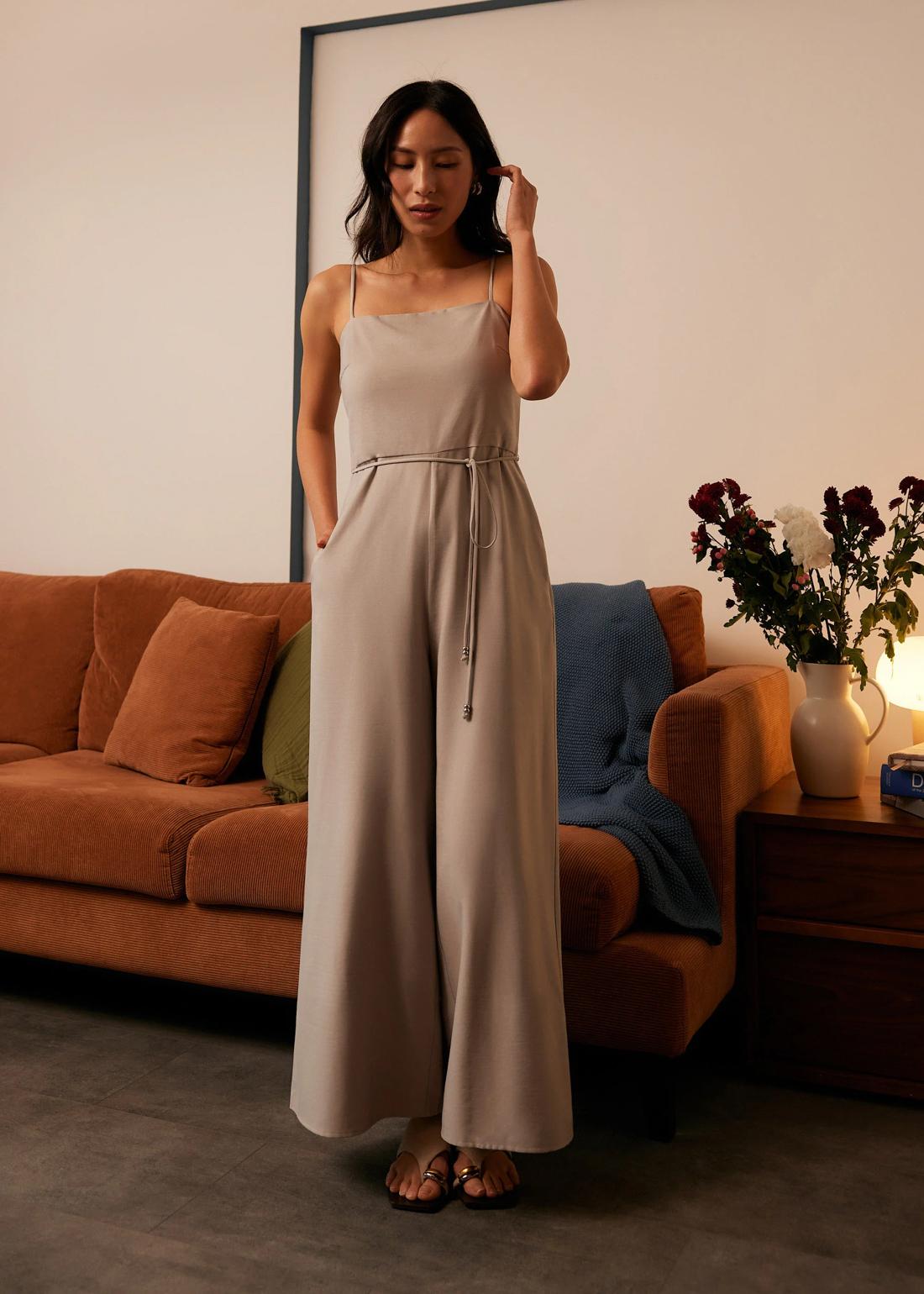Belted Straight Neck Wide Leg Jumpsuit 優惠價:$335 原價:$449 (75折)