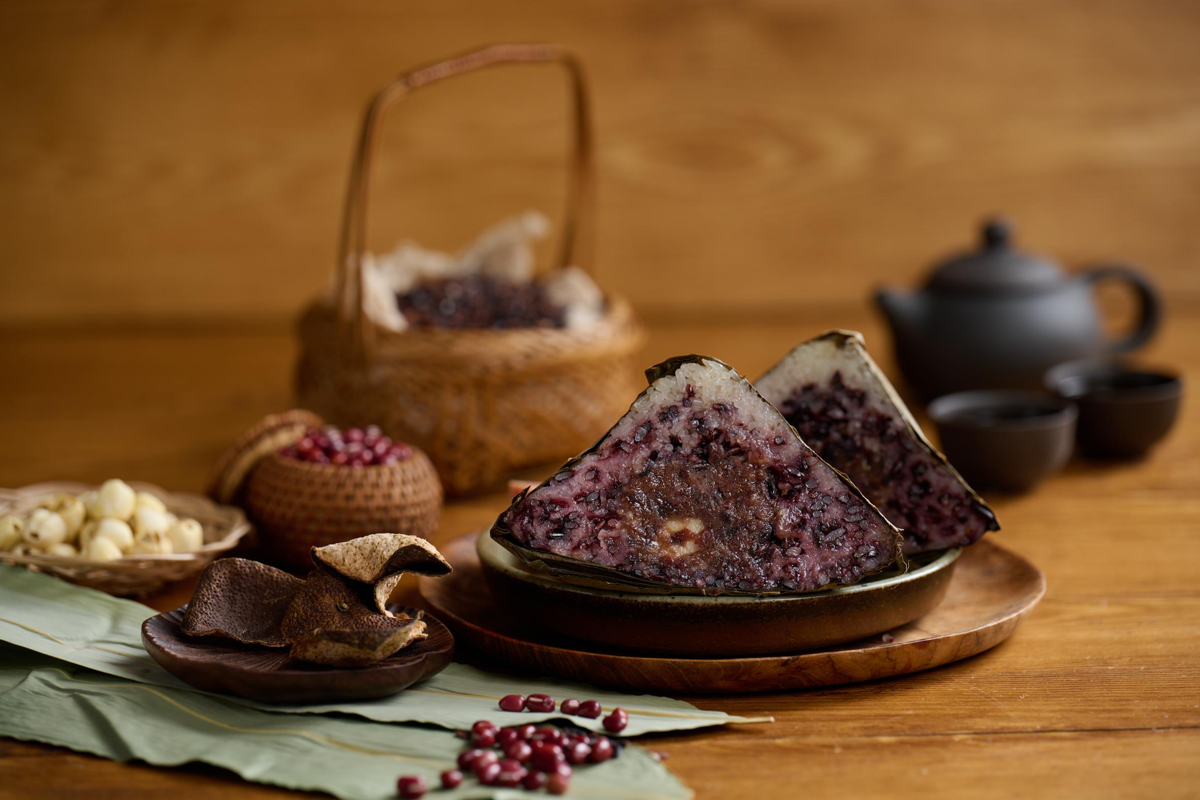 遠年陳皮豆沙蓮子紫米粽(約350克)連本地手工龍眼原蜜(25克)$138(卓逸會會員優惠$118)由即日起至5月31日接受訂購。