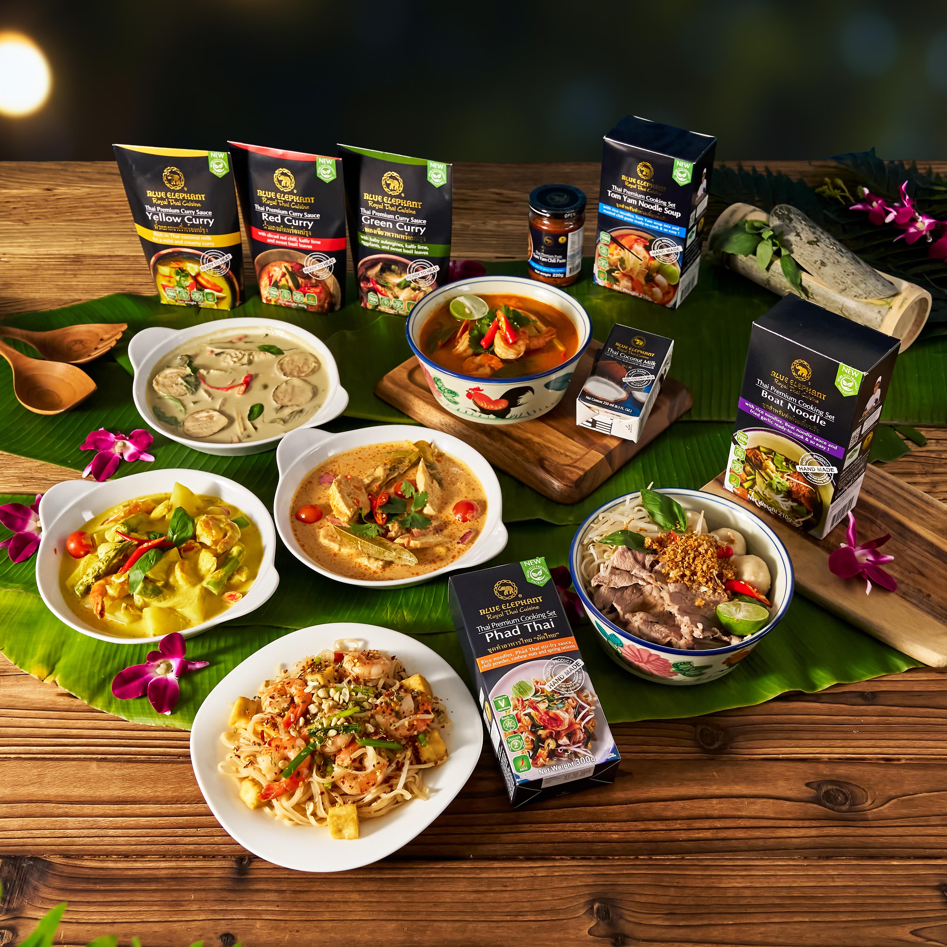 (由左至右) 藍象即食黃咖哩 300 克;藍象即食紅咖哩 300 克;藍象即食綠咖哩 300 克;藍象椰奶 165 毫升;藍象泰式冬蔭功套裝;