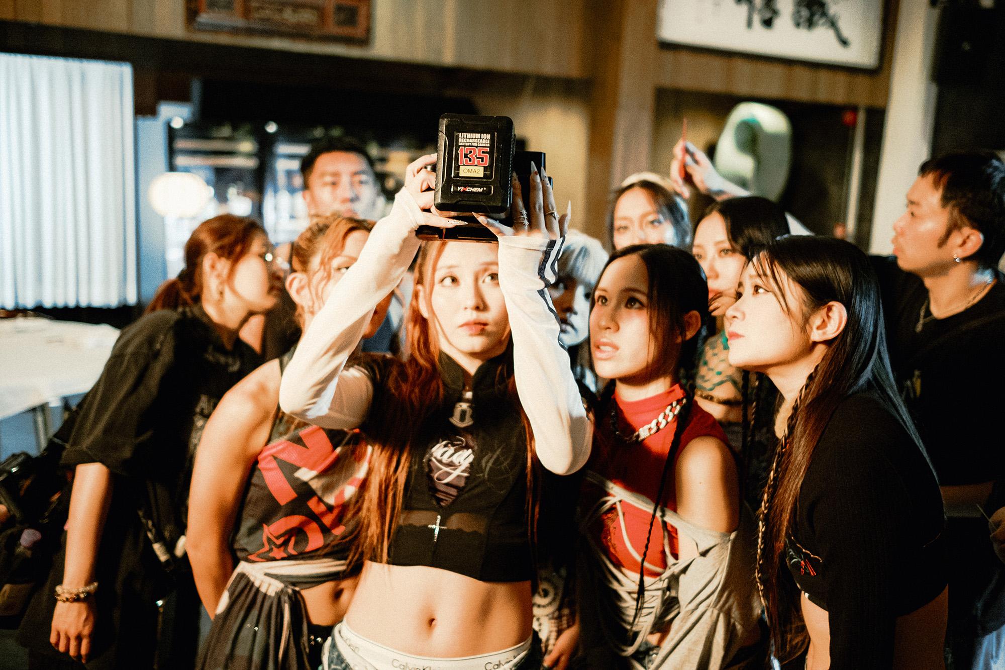 COLLAR新歌《《暴走女團》MV主打本土風。