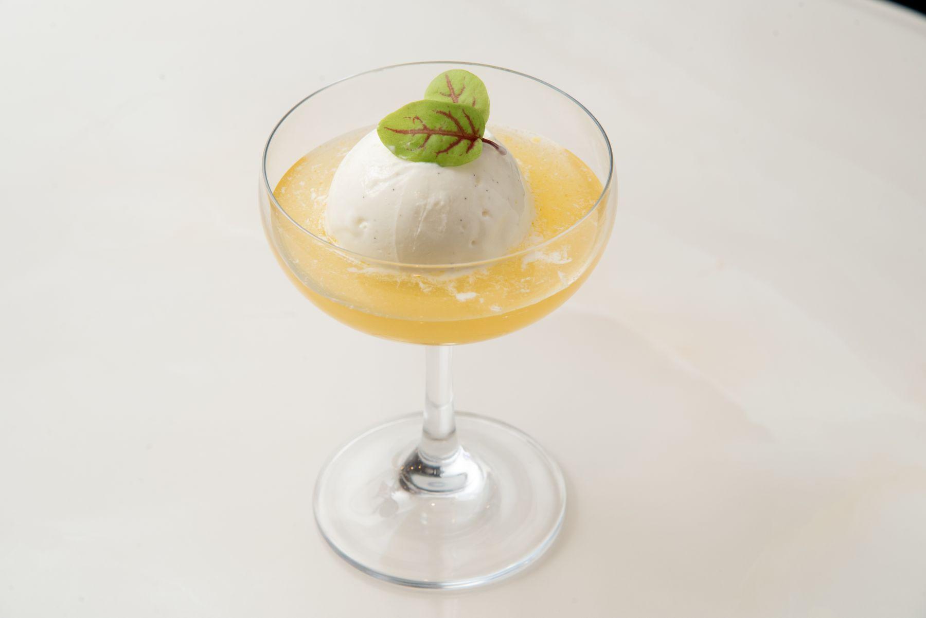 金桔清香雪戀:金桔雲尼拿$145(僅限堂食)柔滑的雲尼拿雪糕,漂浮於酸甜芳香帶微微氣泡的冷萃金桔汁之上,每一口都帶來清新的金桔氣息。