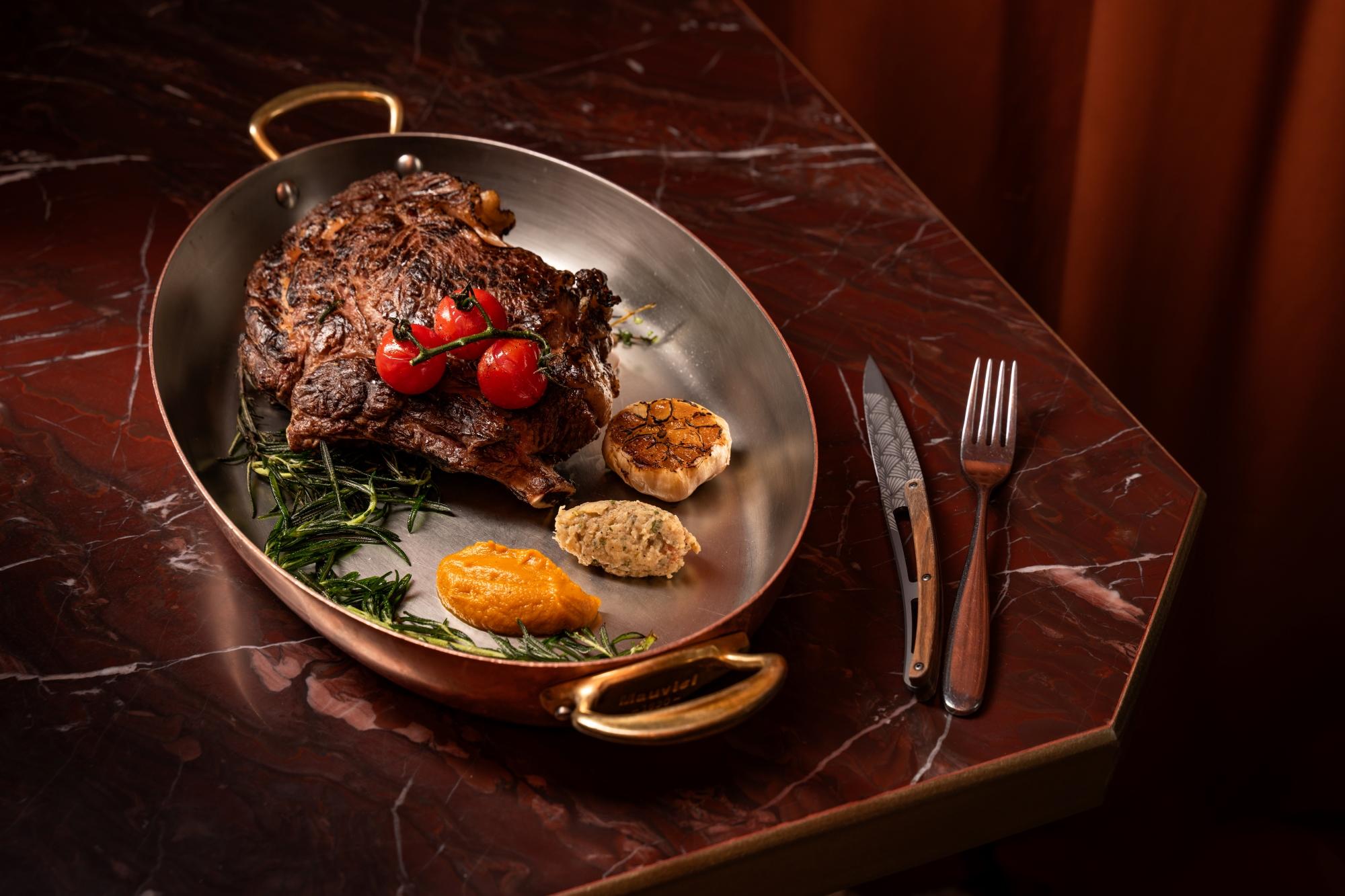 Santa Marinella Marango 帶骨肉眼牛扒$1,680 表面焦脆肉感粗獷帶炭香,肉芯軟嫩中不失彈性,牛味天然深邃。