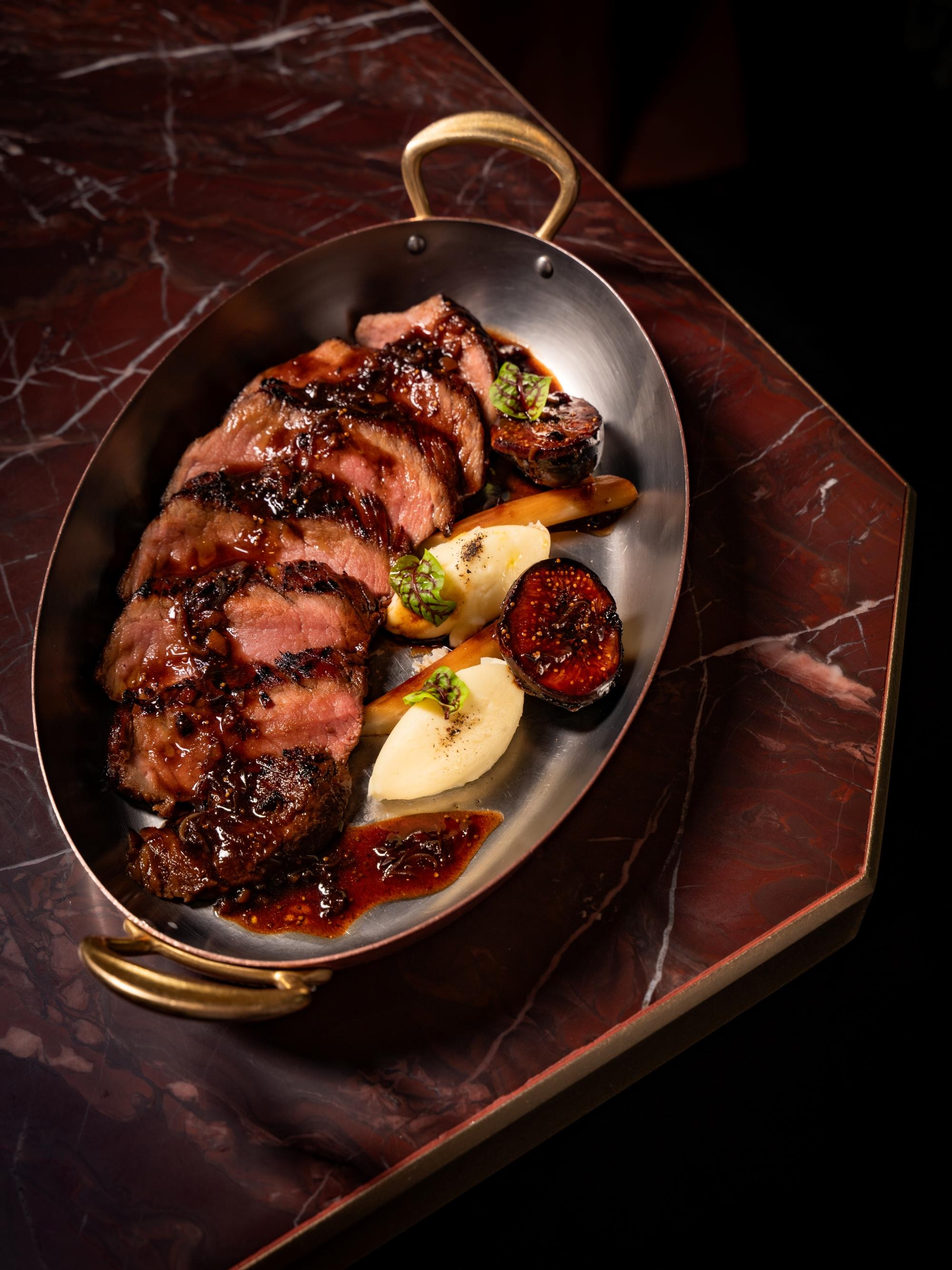 炭燒西班牙伊比利豬配無花果紅酒汁$428 肉味豐腴散發炭香,無花果的甜味帶出平衡了厚膩之感。