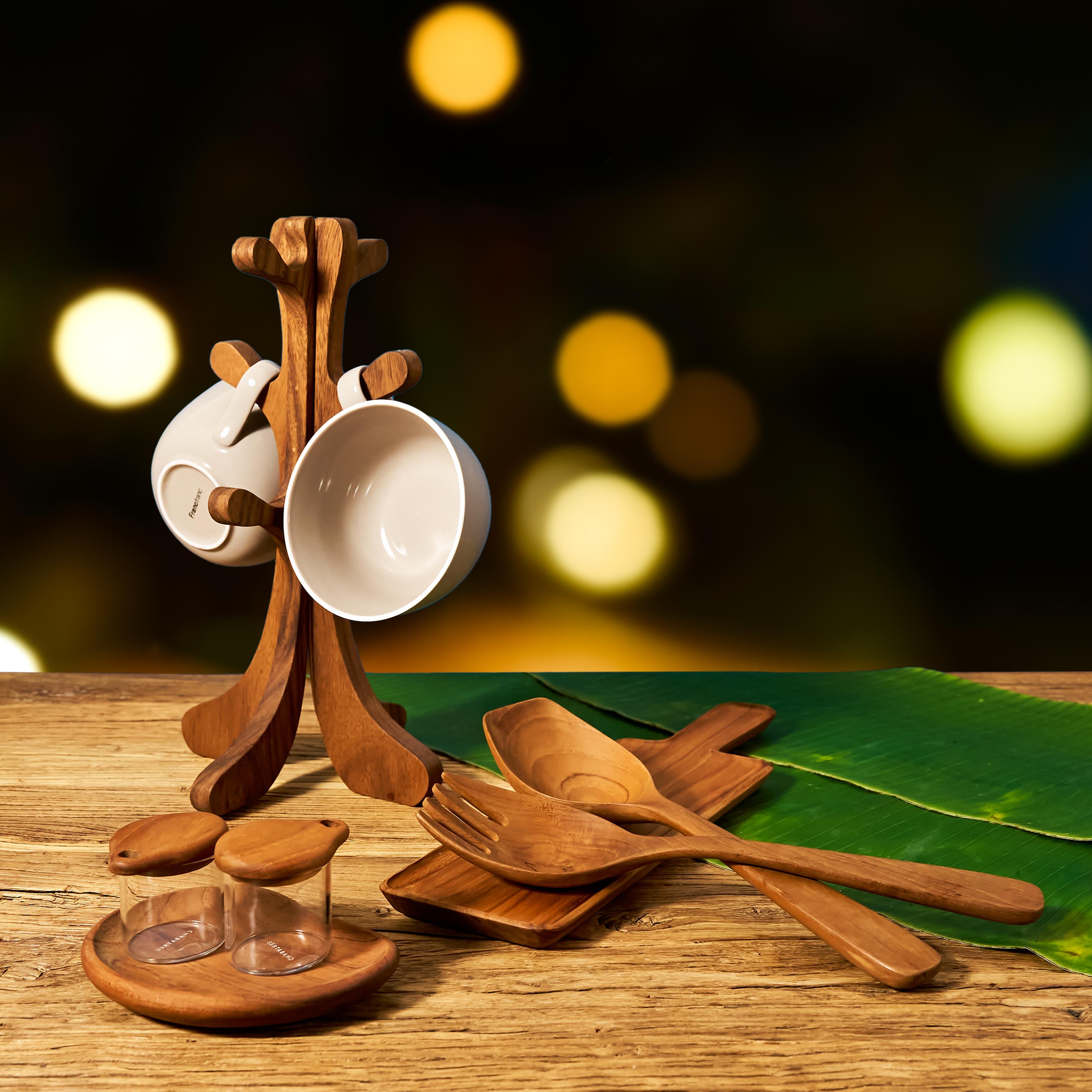 (由左至右) Chabatree Marinetopia 系列木製杯架; Chabatree 香料及調味罌; Chabatree Limpid 系列柚木製餐盤; Chabatree 木製沙律匙叉