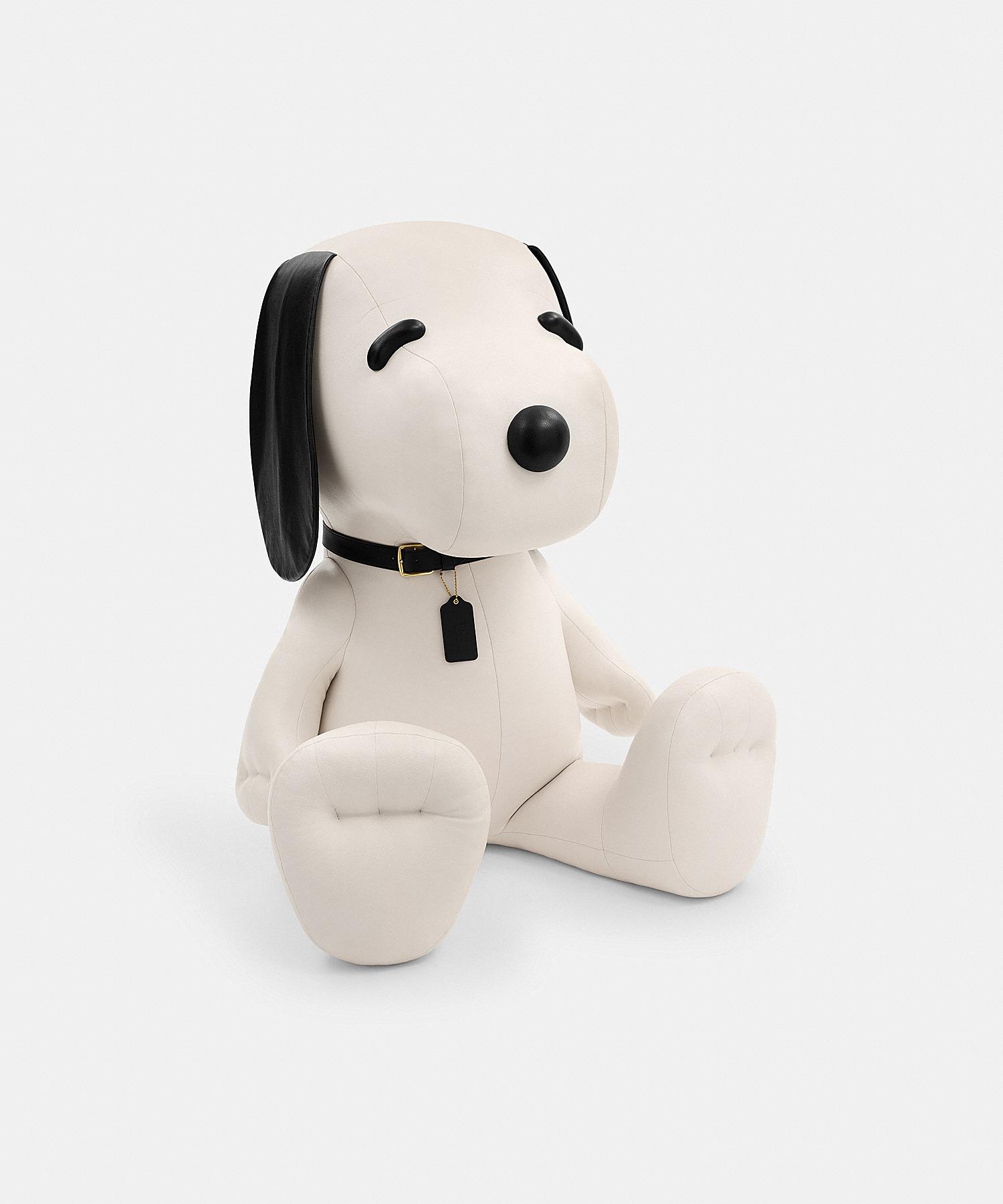 Coach x Peanuts 巨型皮革收藏公仔 $23,000