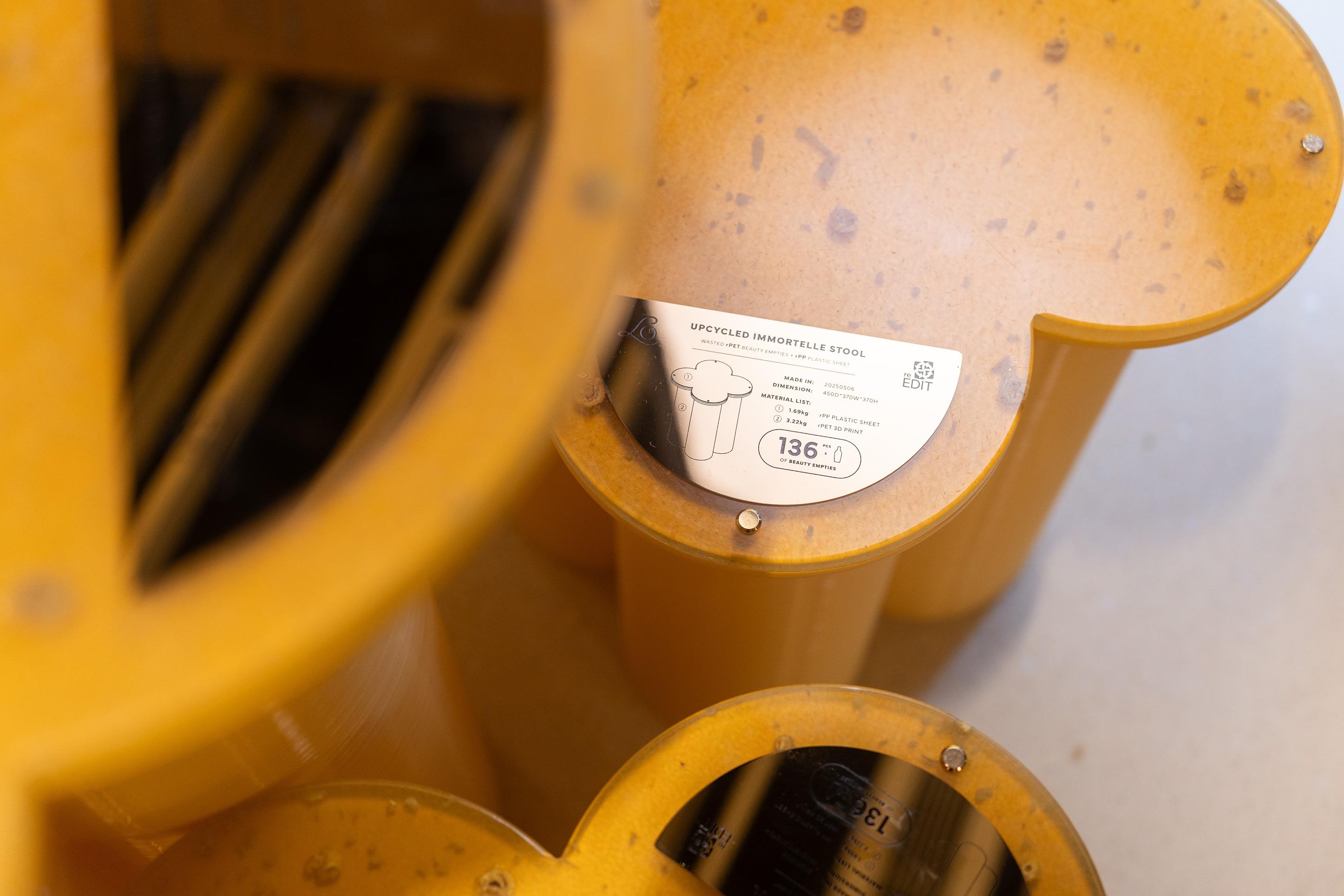 L’Occitane全球首間IMMORTELLE ATELIER體驗館,店內的枱凳均以回收的護膚品樽製作。