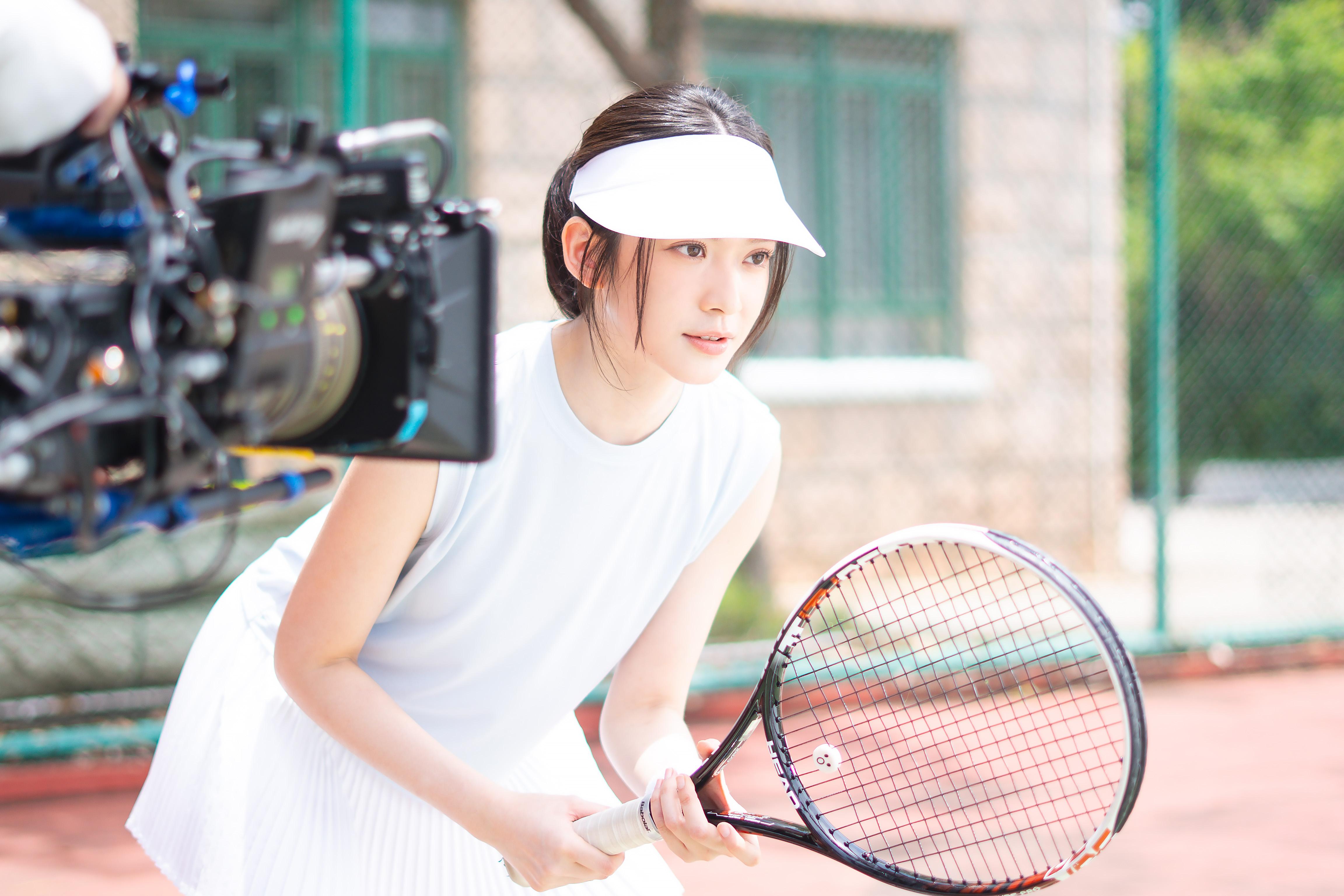 Cloud日前以雪白亮麗的運動衣現身網球場。