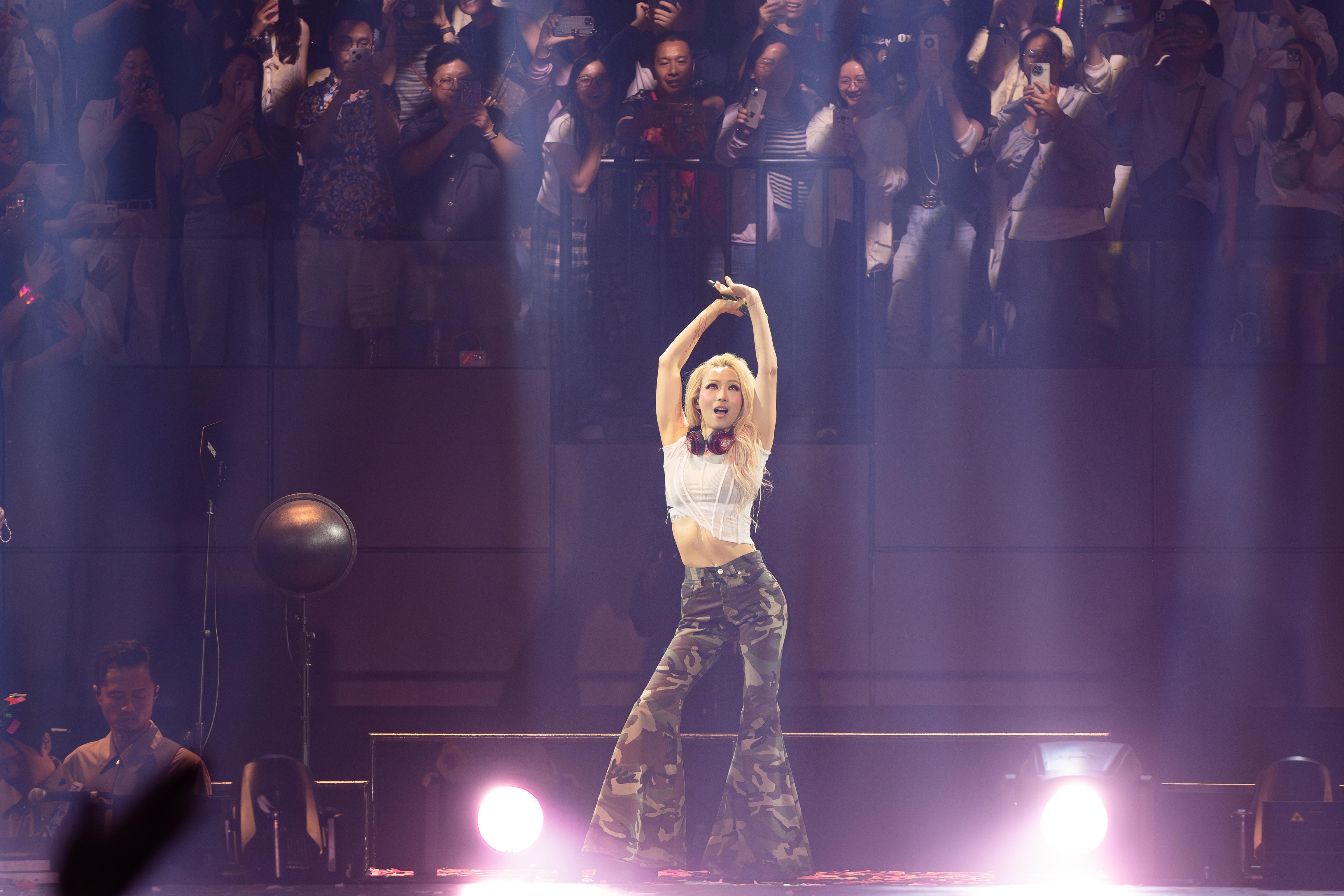 鄭秀文於威尼斯人綜藝館舉行「You & Mi鄭秀文澳門演唱會2025」。