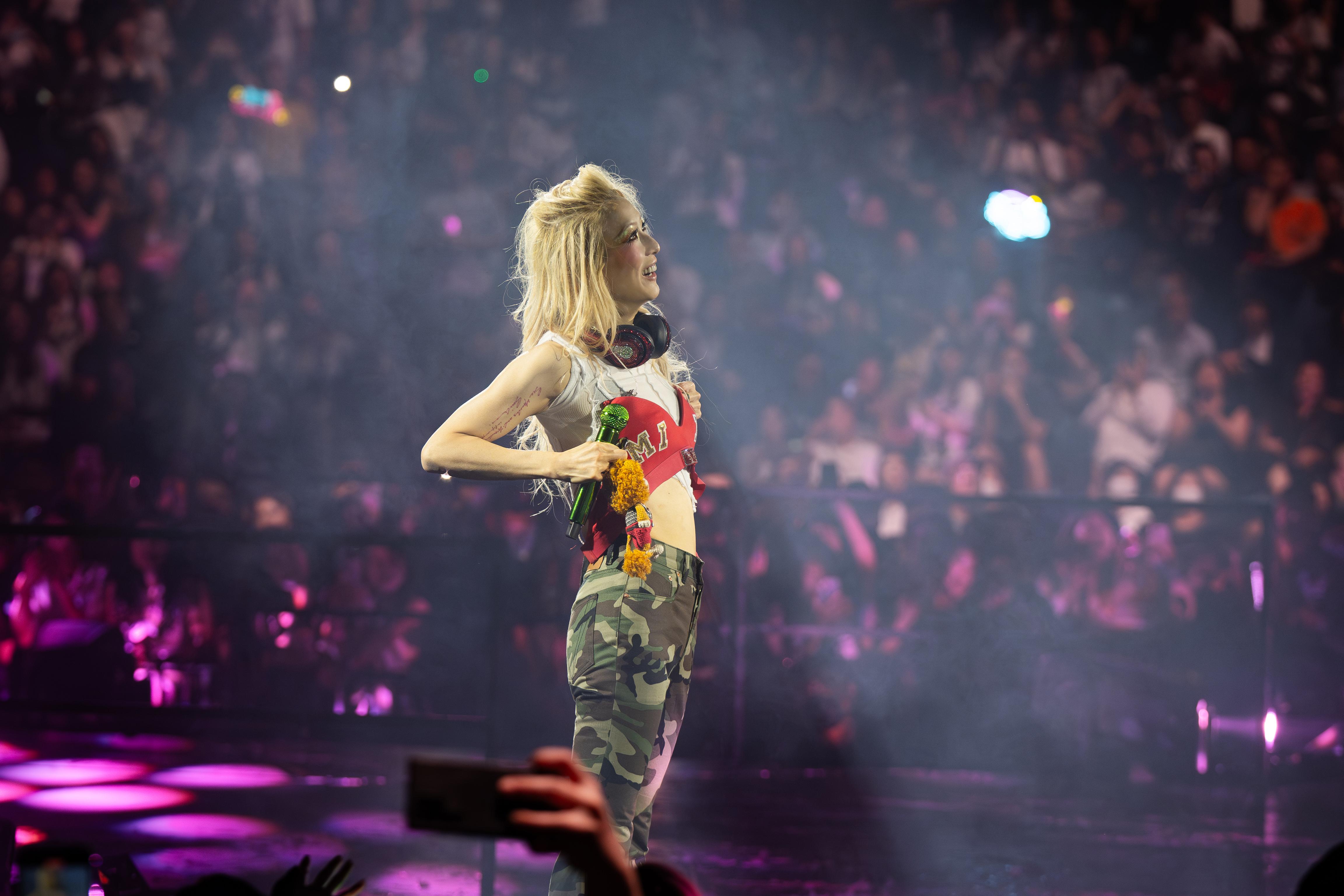 有人從觀眾席掟了一個紅色Bra上台,上面更繡了一對「Mi」字。