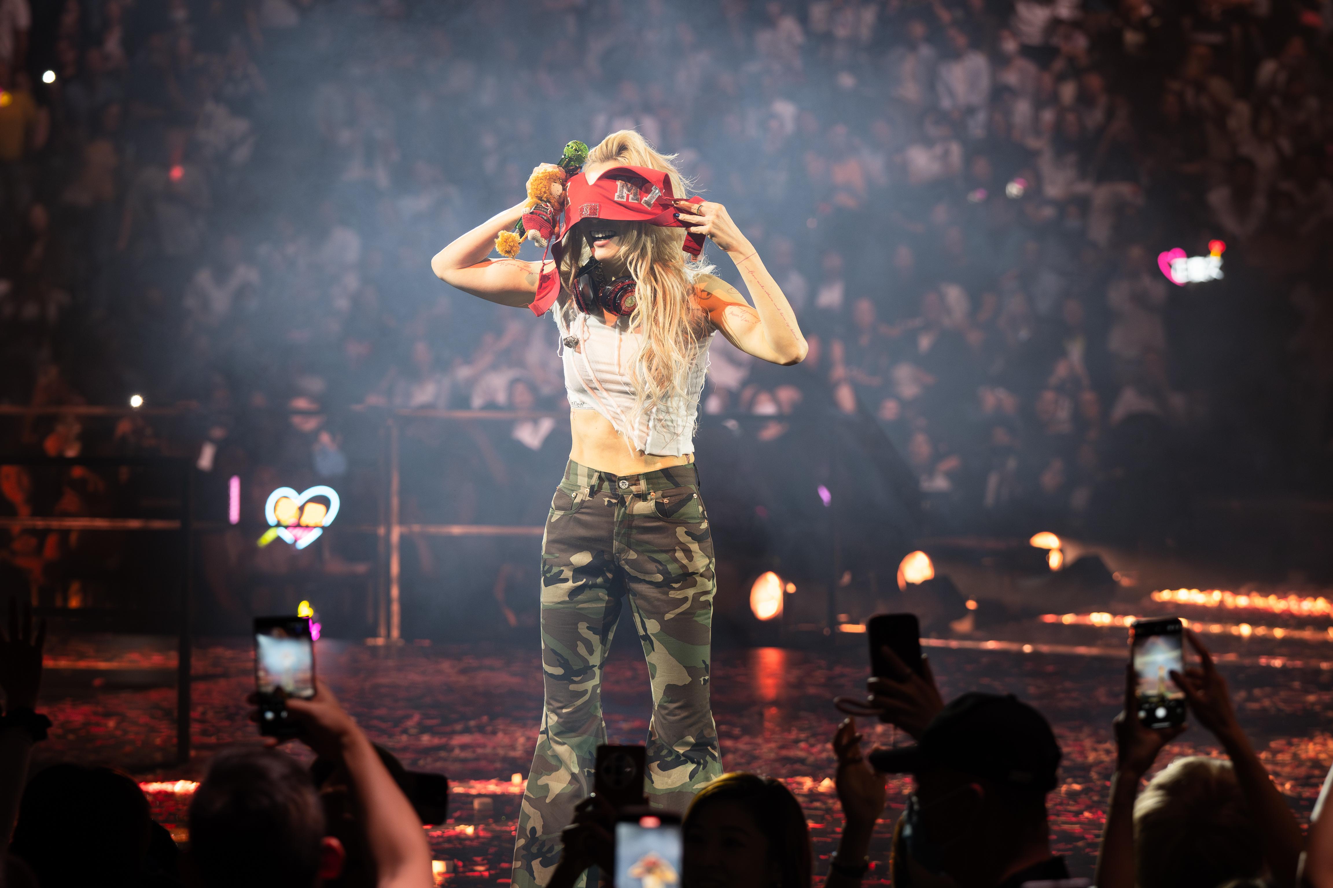 Sammi一邊唱歌一邊將Bra拼上身,還將它當眼罩。