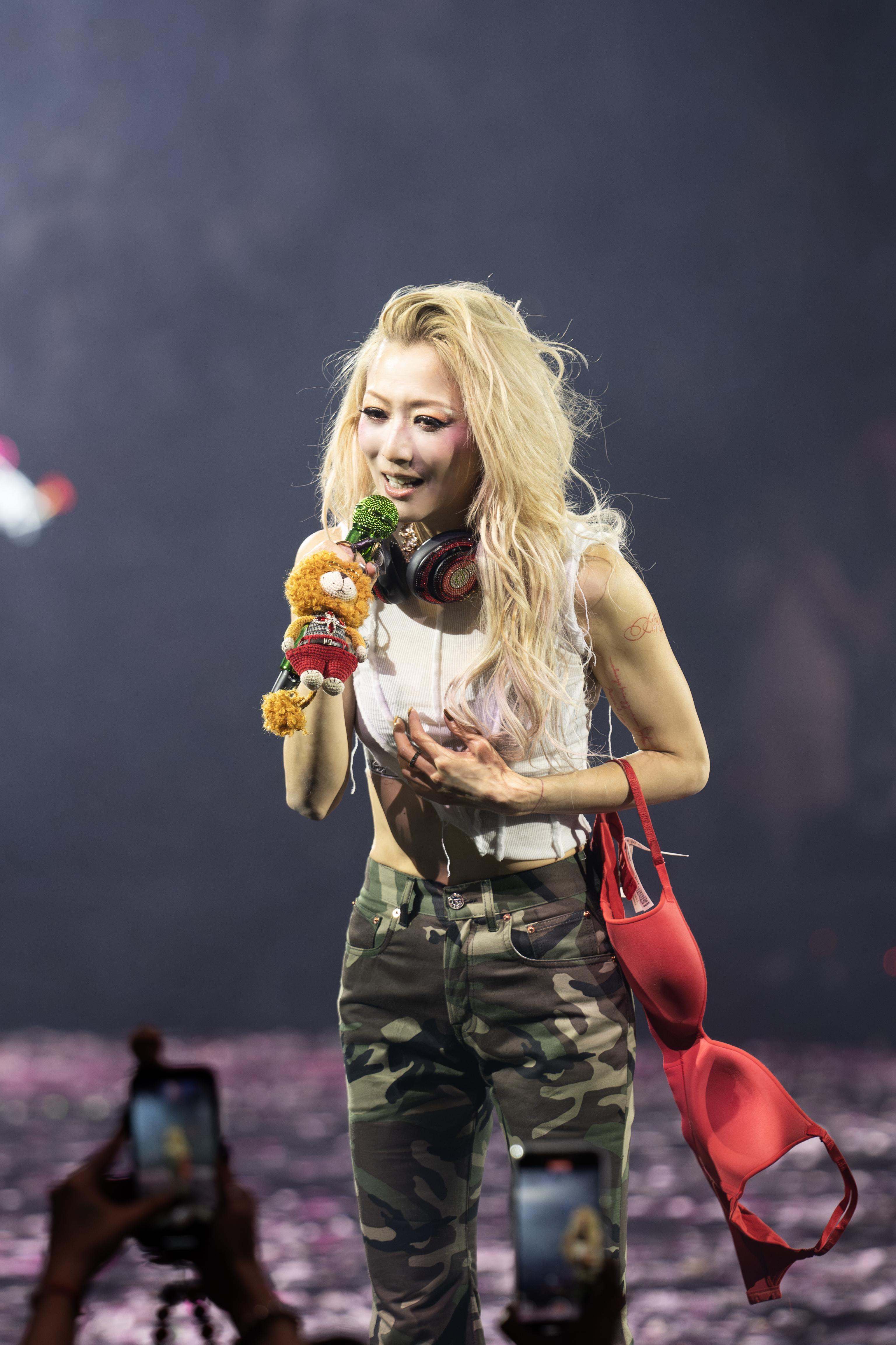 Sammi一邊唱歌一邊將Bra拼上身,還將它當眼罩。