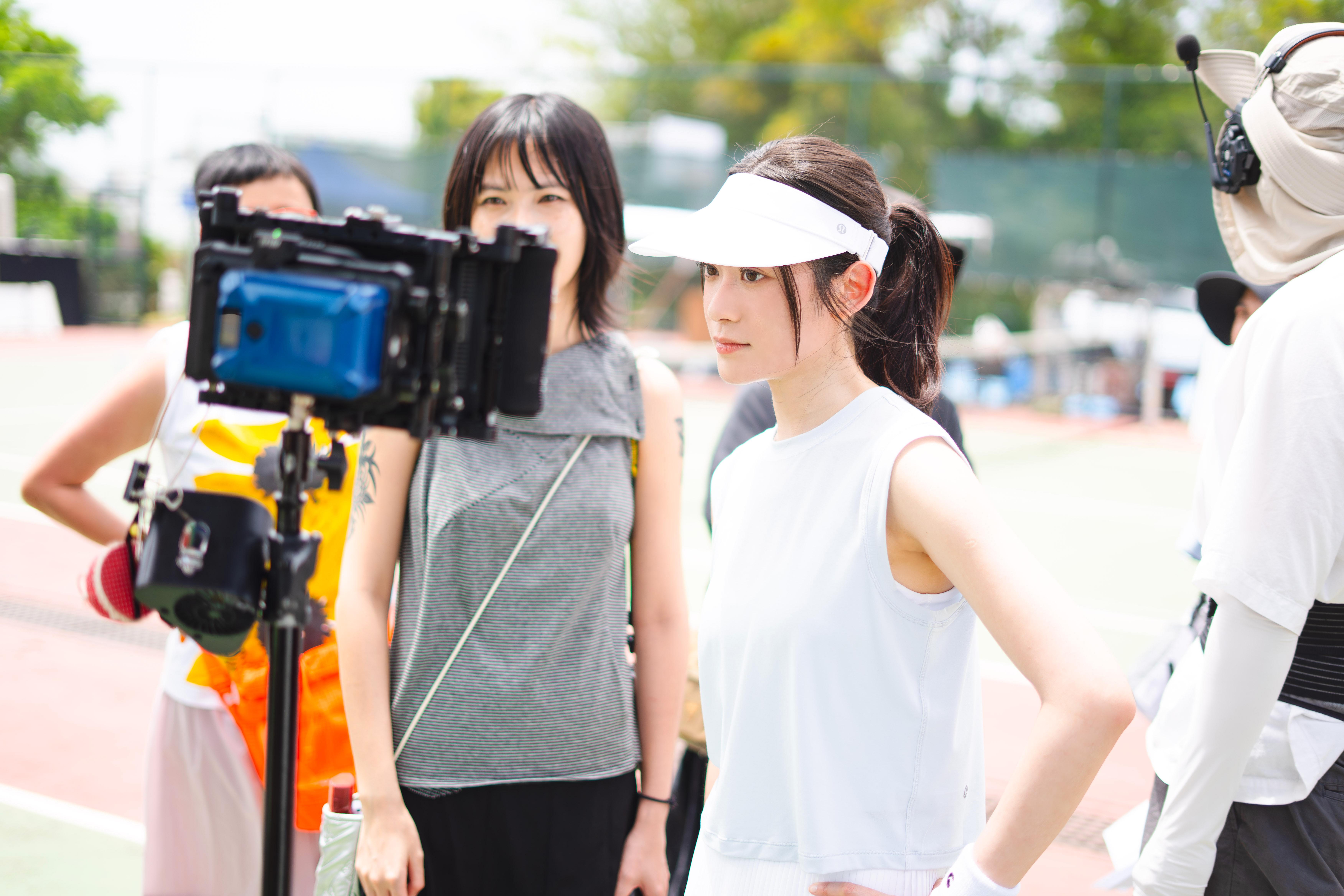 雲浩影以雪白亮麗的網球造型拍《別畏高》MV。