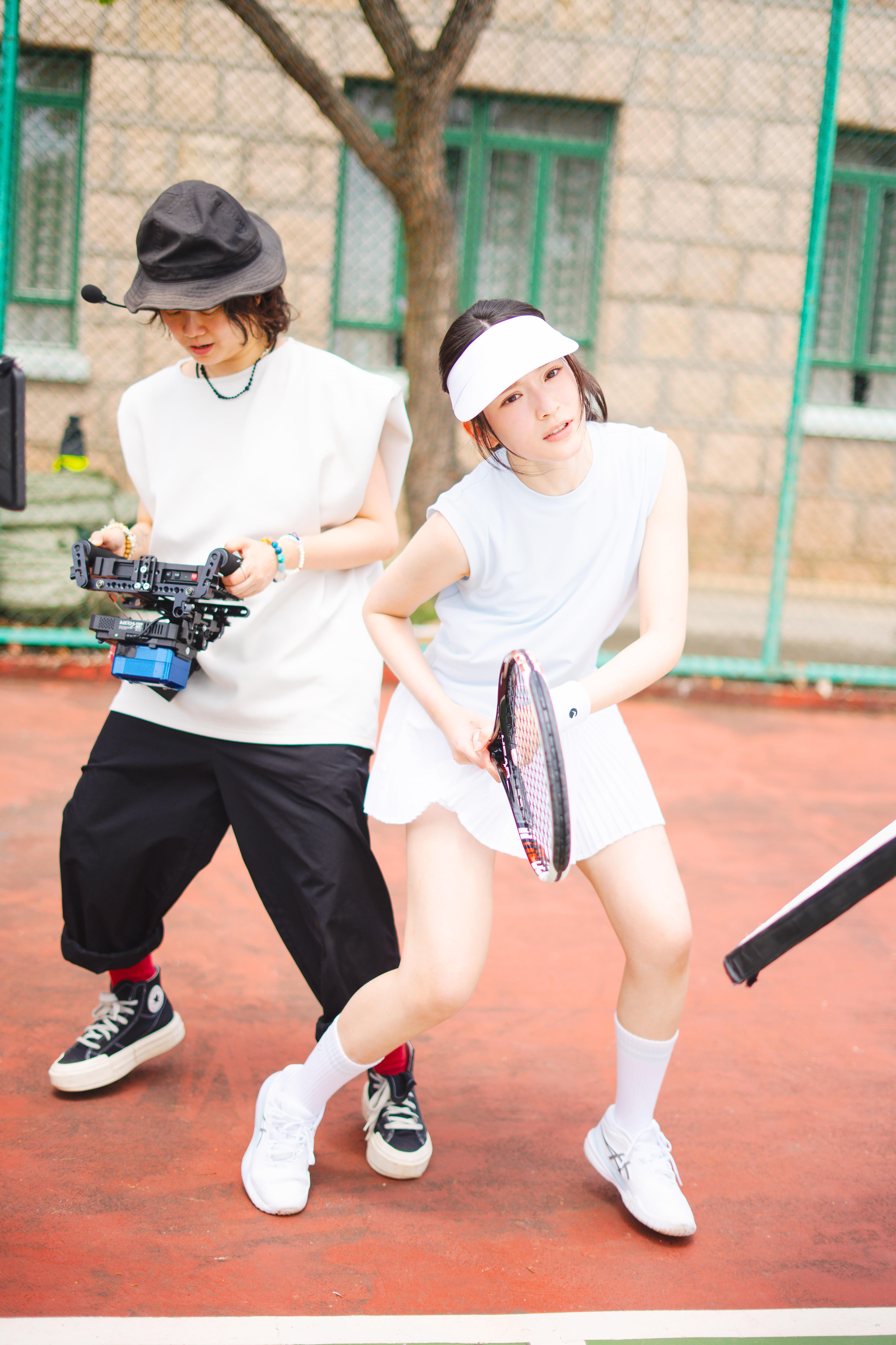 雲浩影以雪白亮麗的網球造型拍《別畏高》MV。