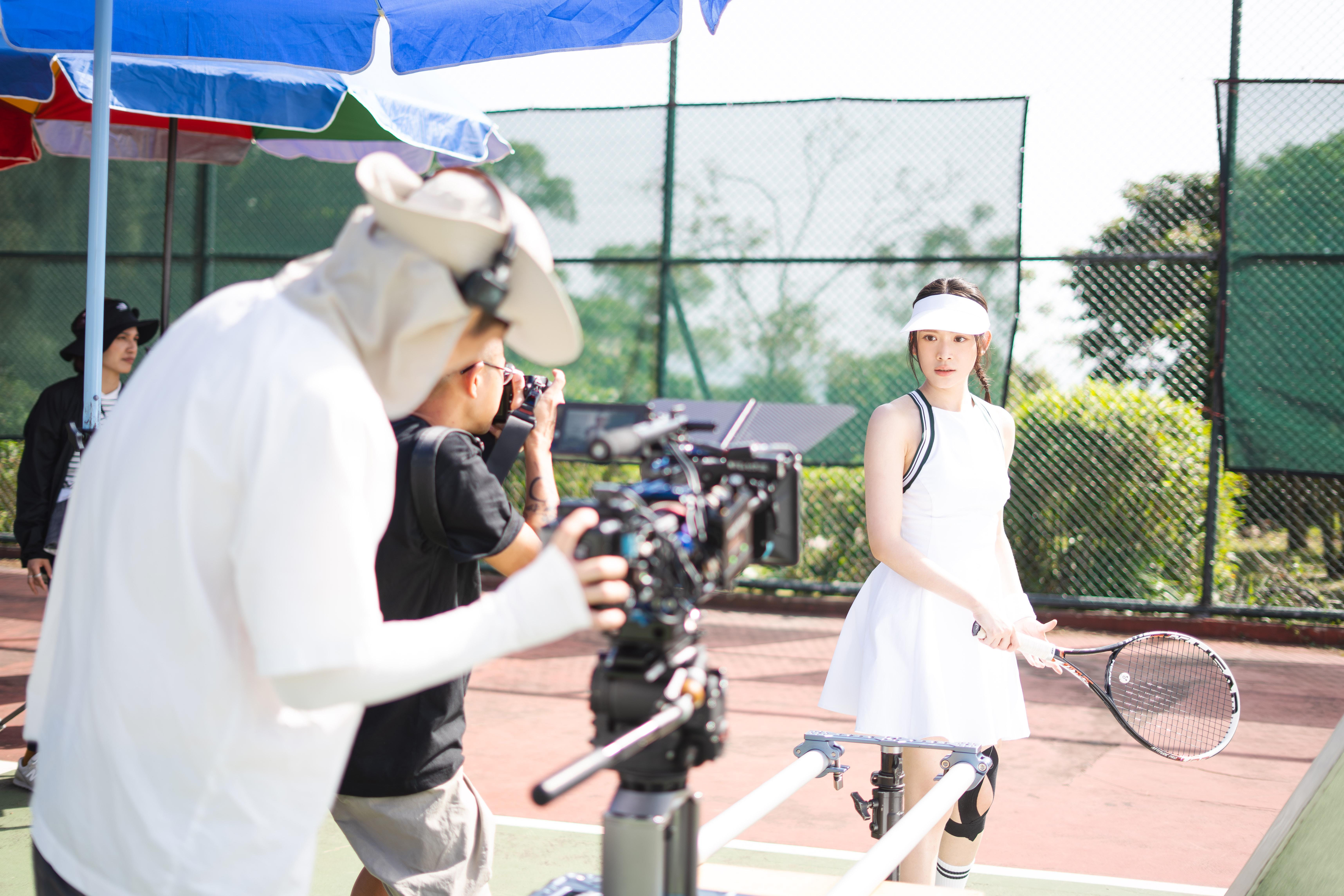 雲浩影以雪白亮麗的網球造型拍《別畏高》MV。