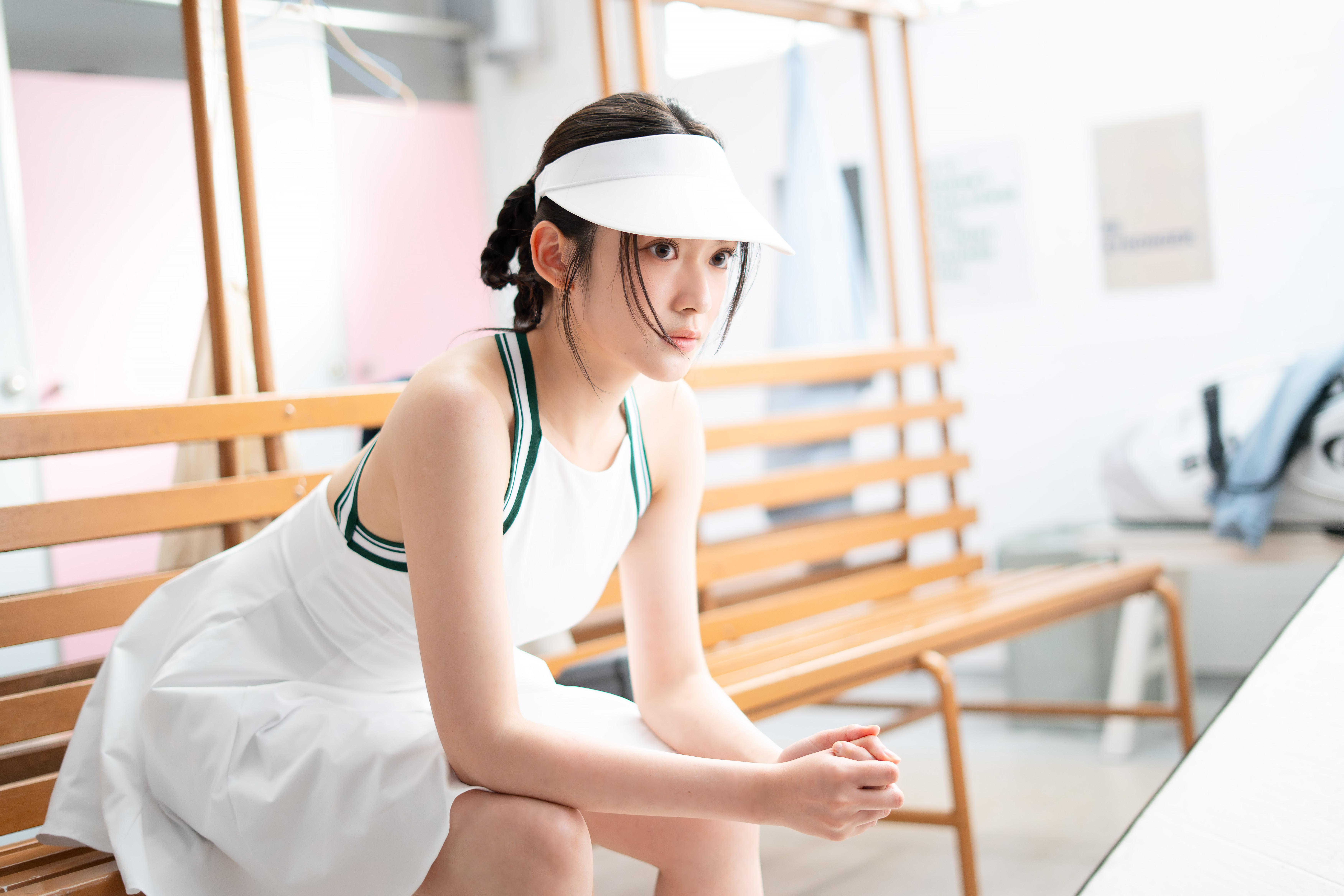 雲浩影以雪白亮麗的網球造型拍《別畏高》MV。