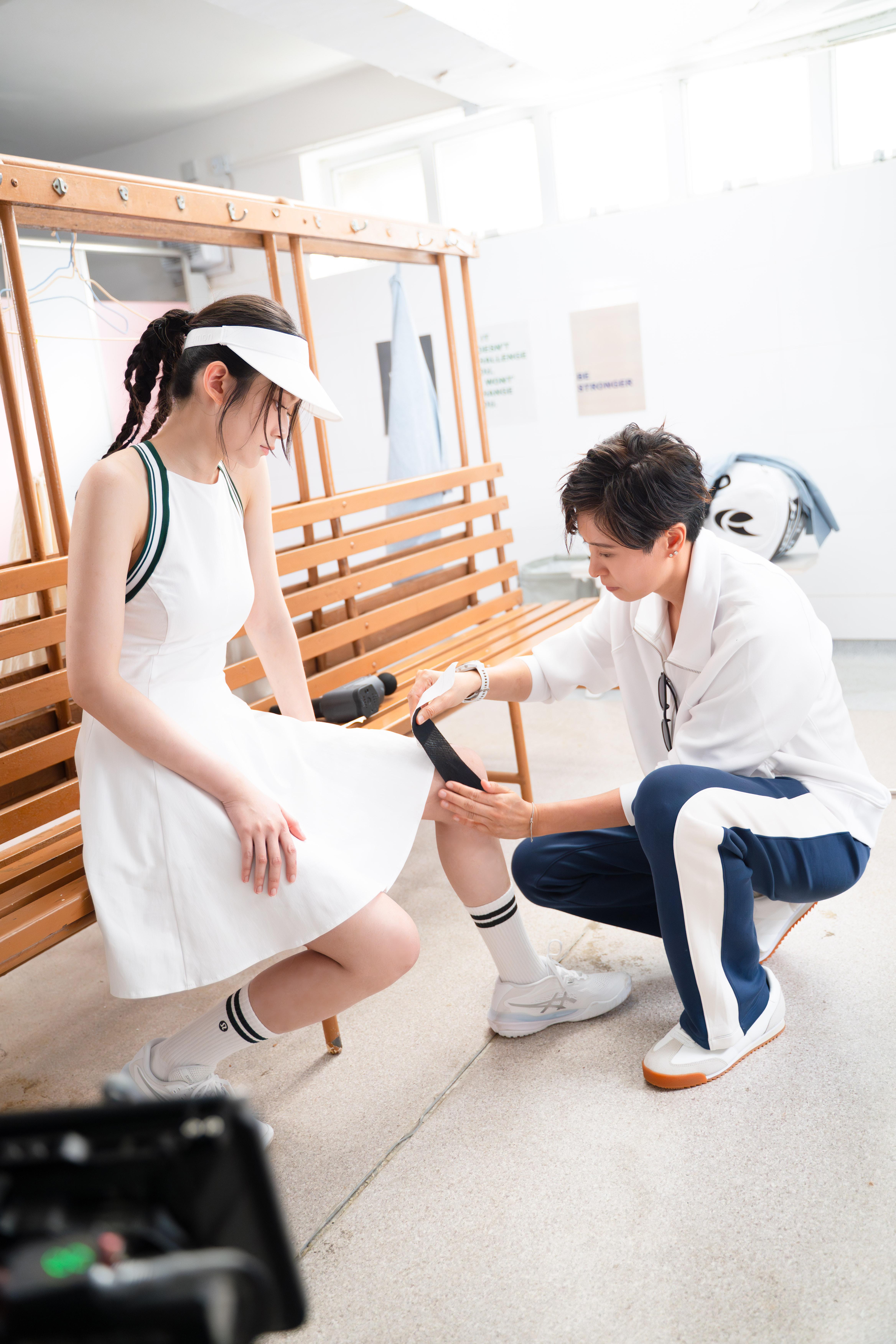 雲浩影以雪白亮麗的網球造型拍《別畏高》MV。