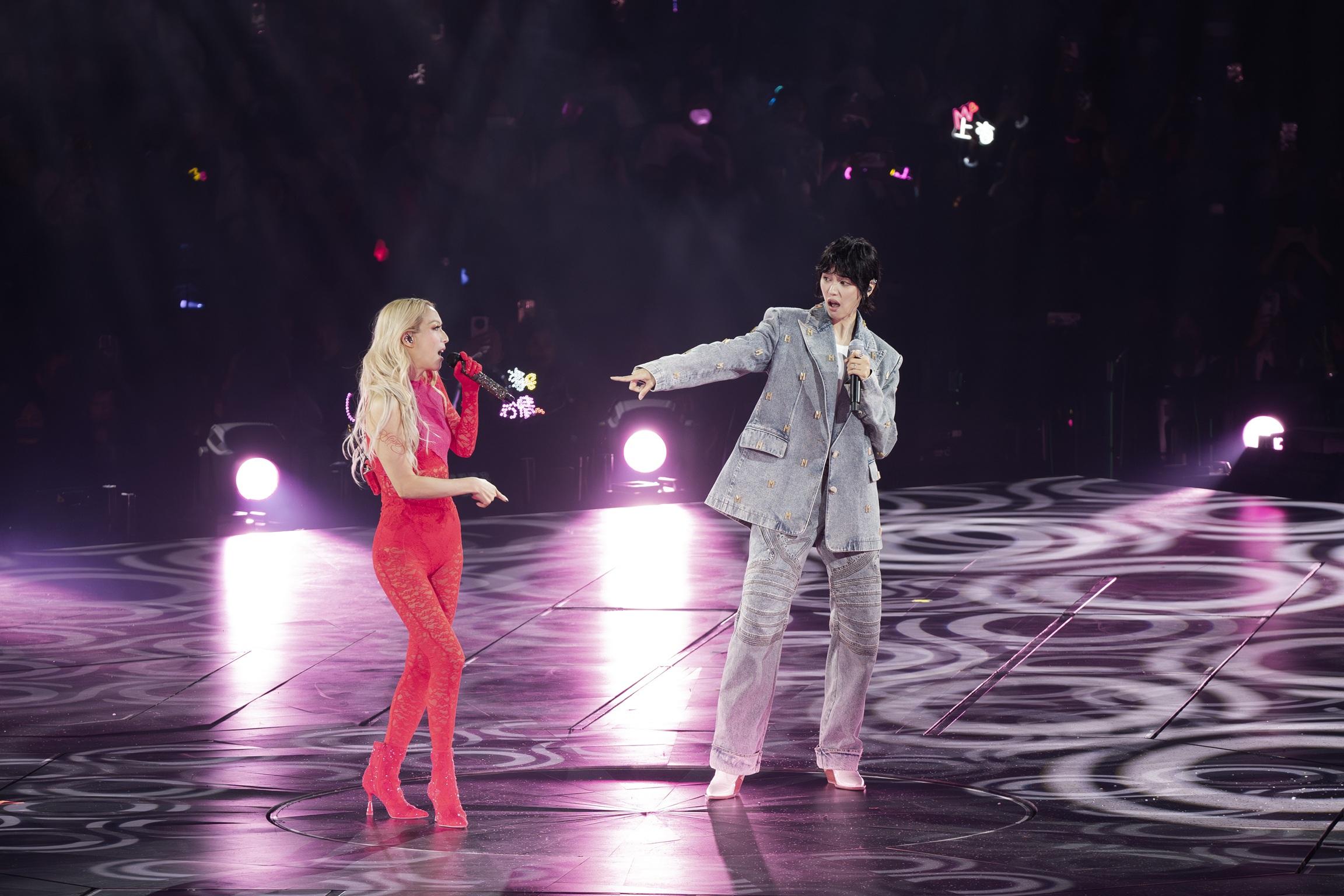 Sammi與王丹妮合唱梅艷芳的《壞女孩》,又跳又唱,全程勁High。