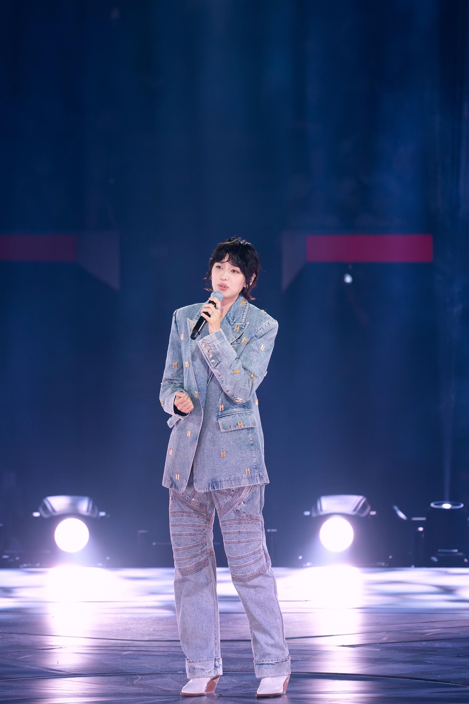 王丹妮穿上印有多個「M」字牛仔西裝褸擔任Sammi演唱會嘉賓,公開對偶像示愛。