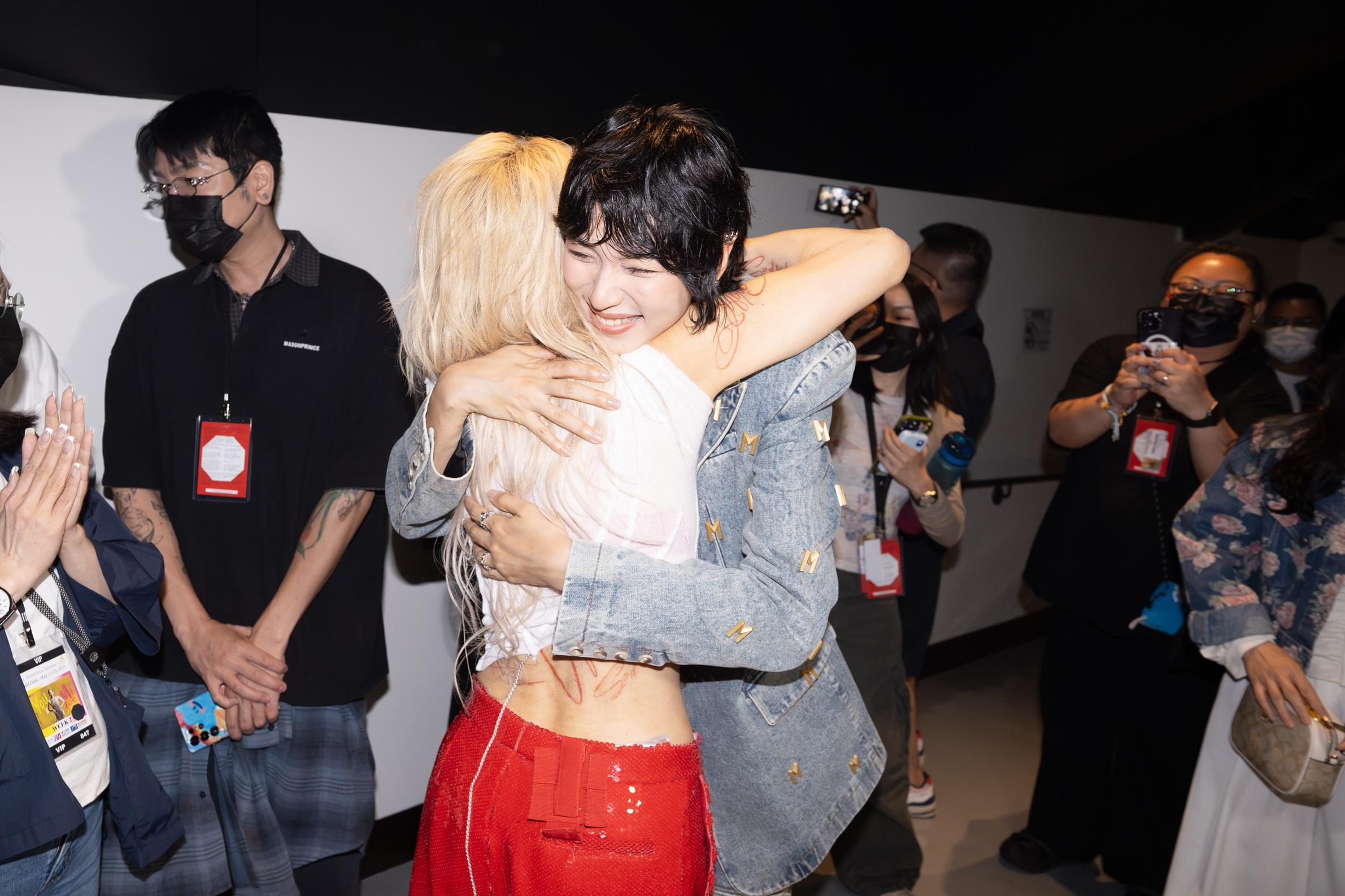 Sammi和王丹妮在後台擁抱。