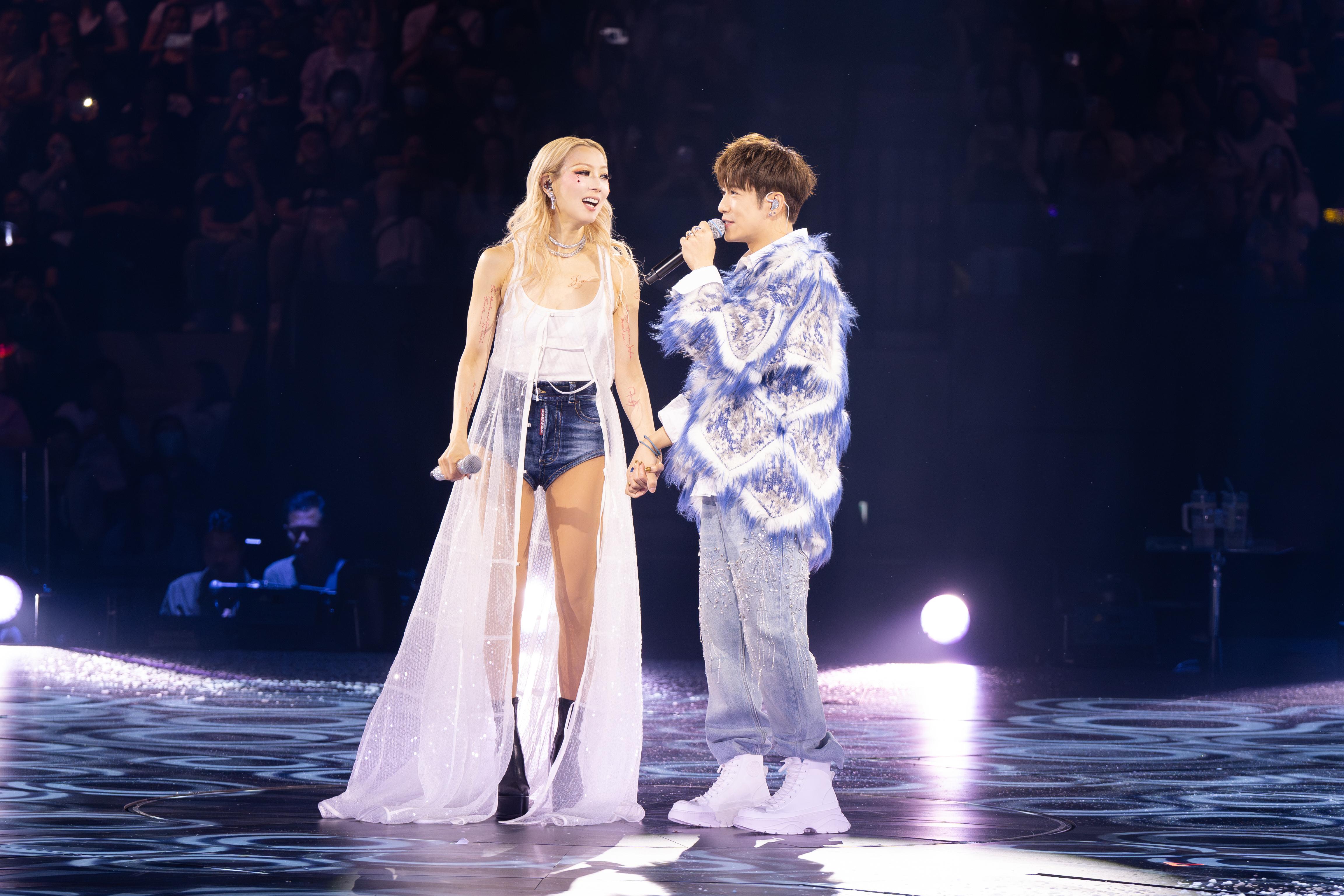 Sammi與洪嘉豪手拖手合唱,觀眾驚喜尖叫。