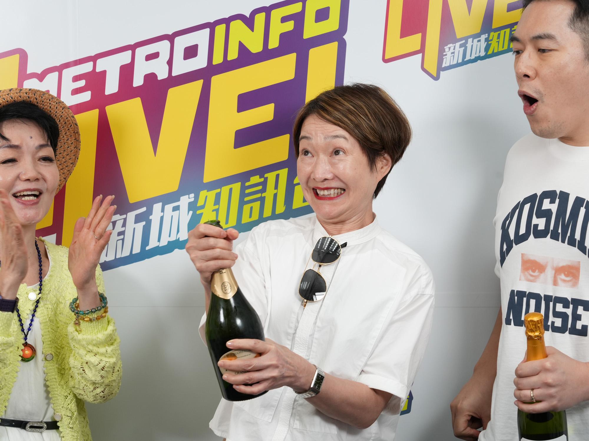 譚玉瑛復工,眾人替她高興。