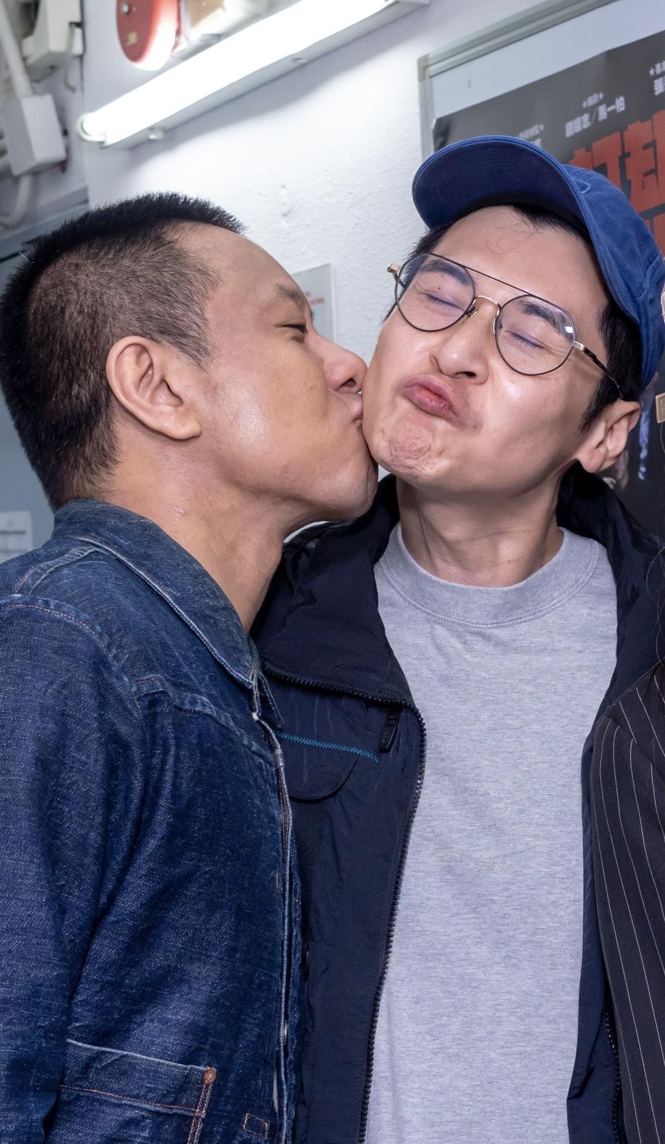 朱栢康獲陳家樂捧場,獻吻道謝。