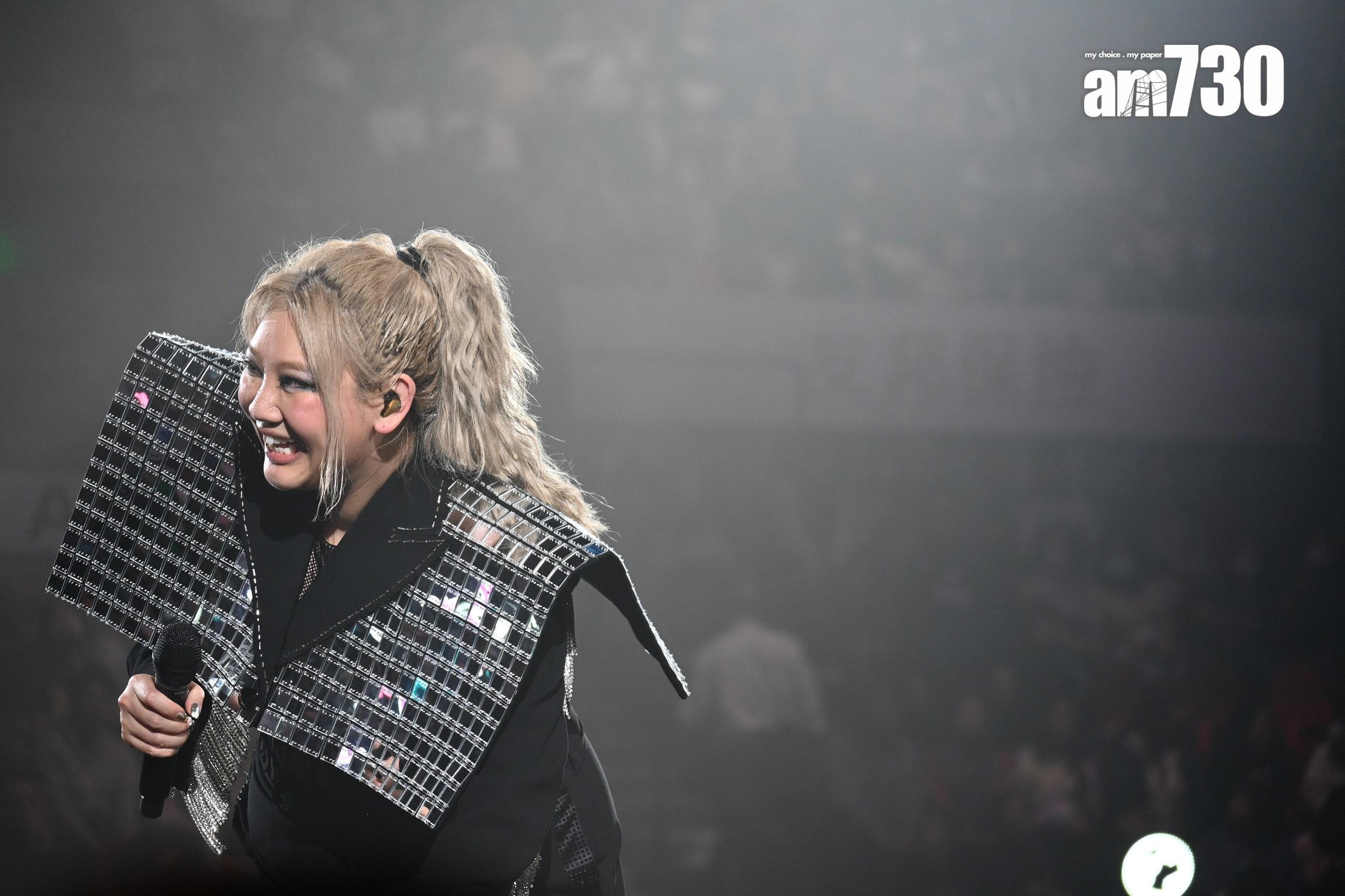 鄭欣宜自前年4月開始停工,之後她神隱兩年期間,曾經傳出她飽受憂鬱症困擾,以及傳她返加拿大秘密生B。