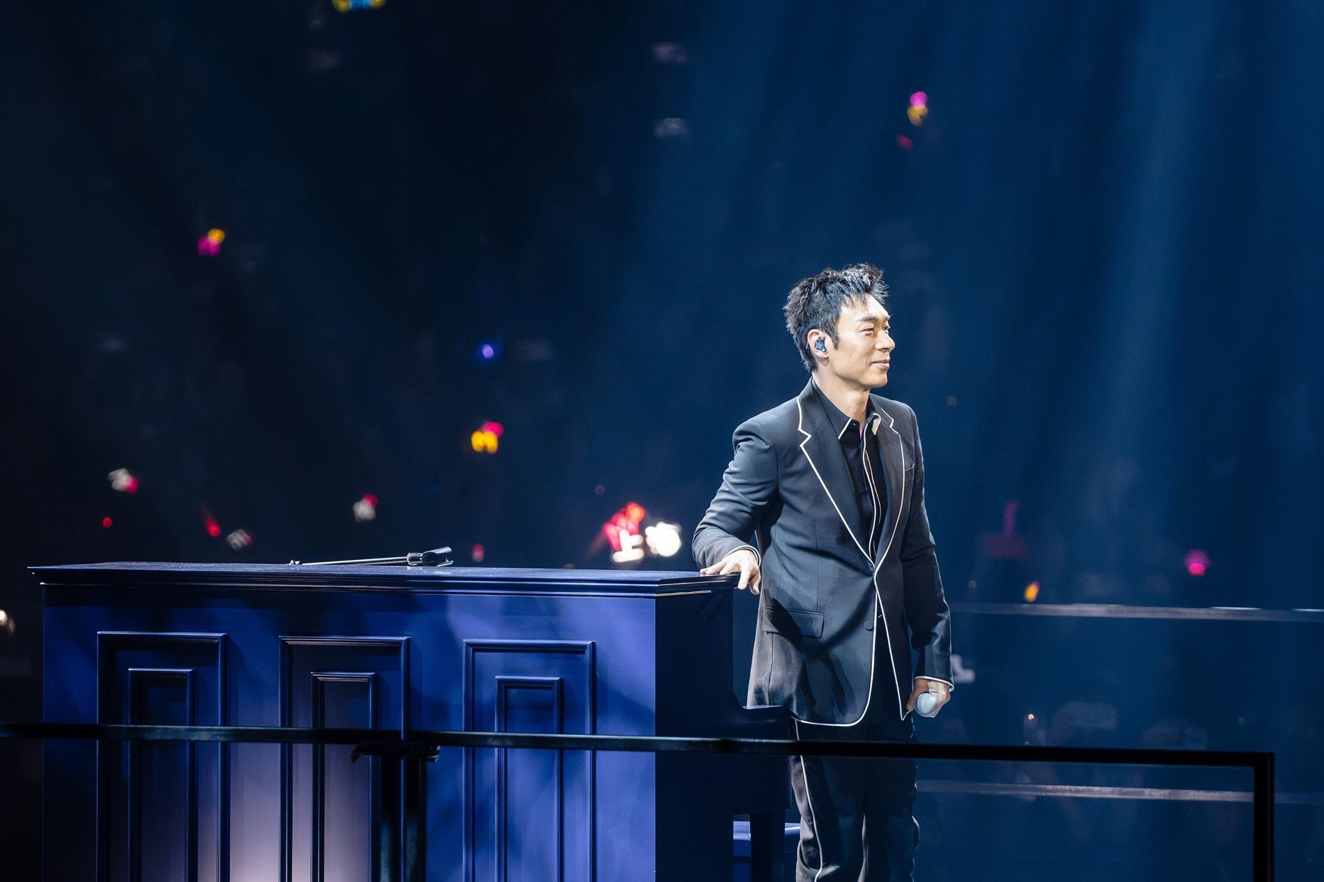 許志安撐老婆演唱會,出場唱《唯獨你是不可取替》。