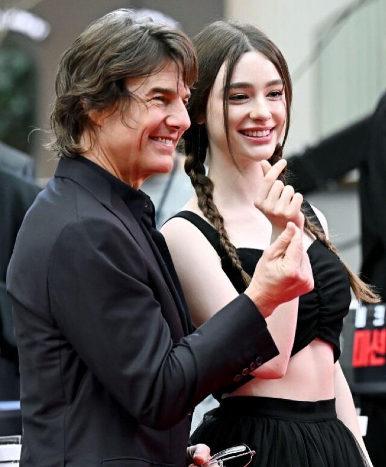 湯告魯斯與網紅Dasha Taran於《職業特工隊》合照,成為話題焦點。