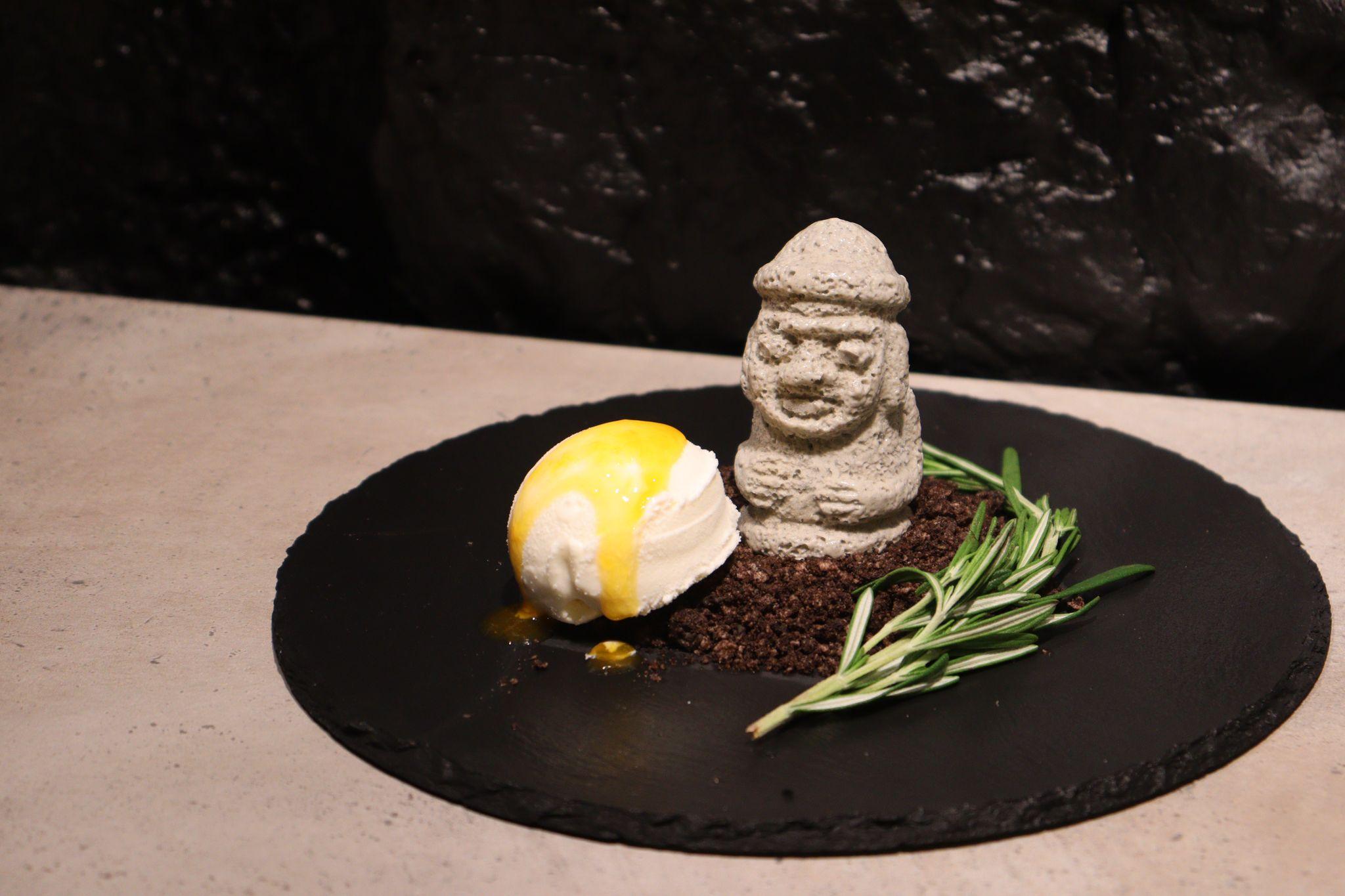 Dolharbang濟洲爺爺甜品 $70 以黑芝麻朱古力與柑橘果泥精心製成。