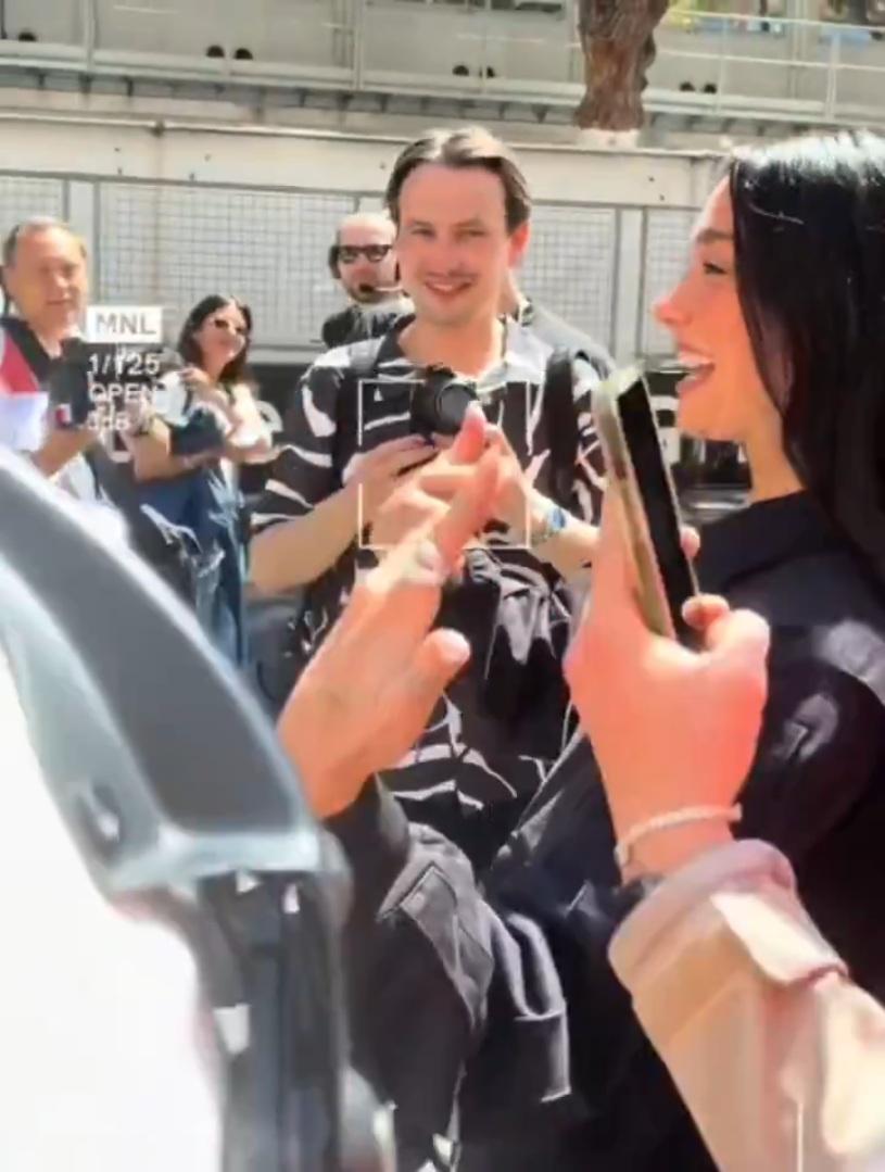 Dua Lipa一到賽車場,即被一眾fans包圍索簽名。