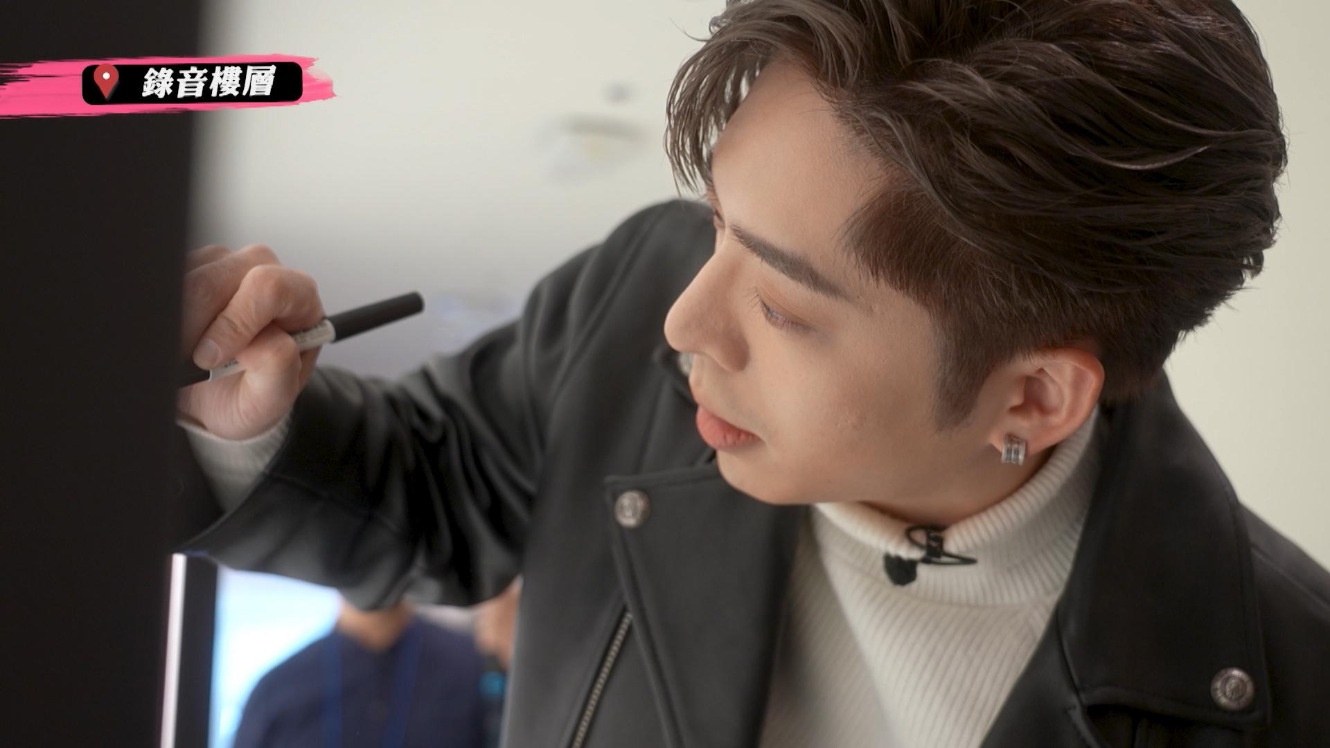 Edan在SM 藝人簽名牆上簽名。