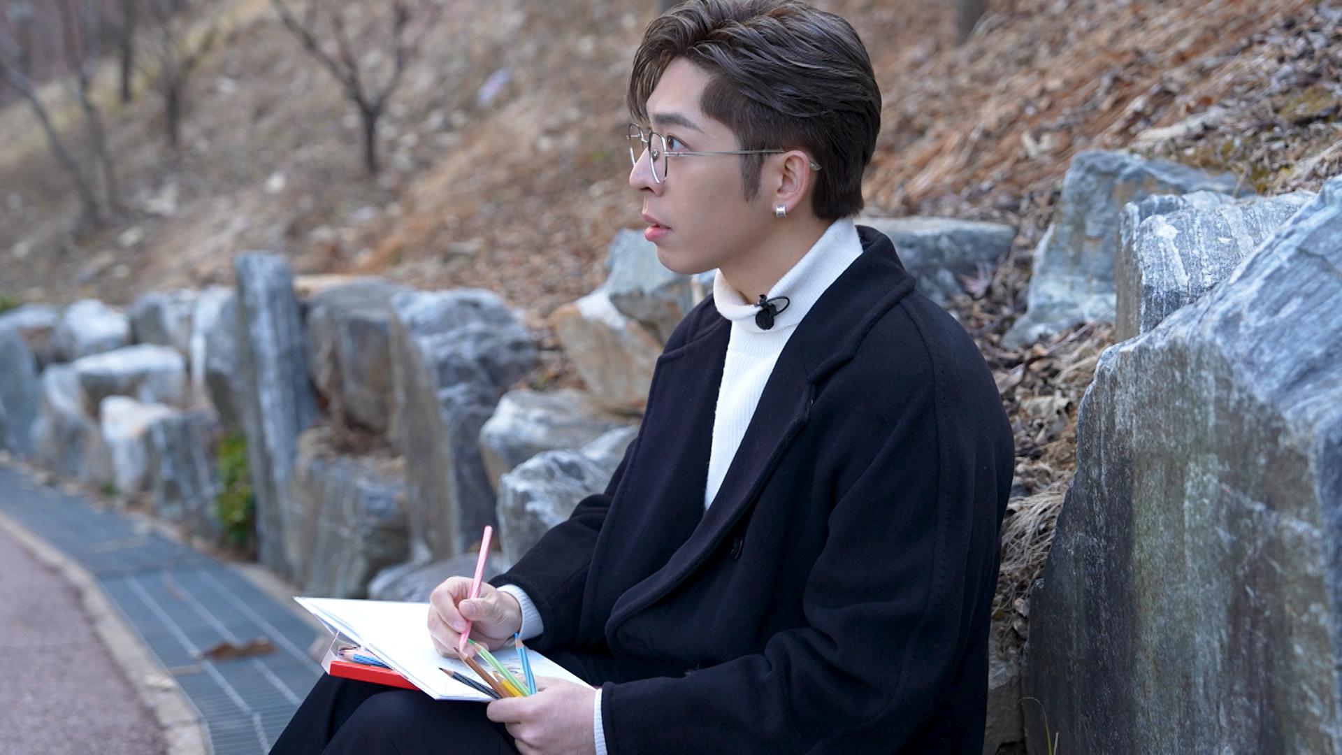 Edan認真而專注地繪畫中。