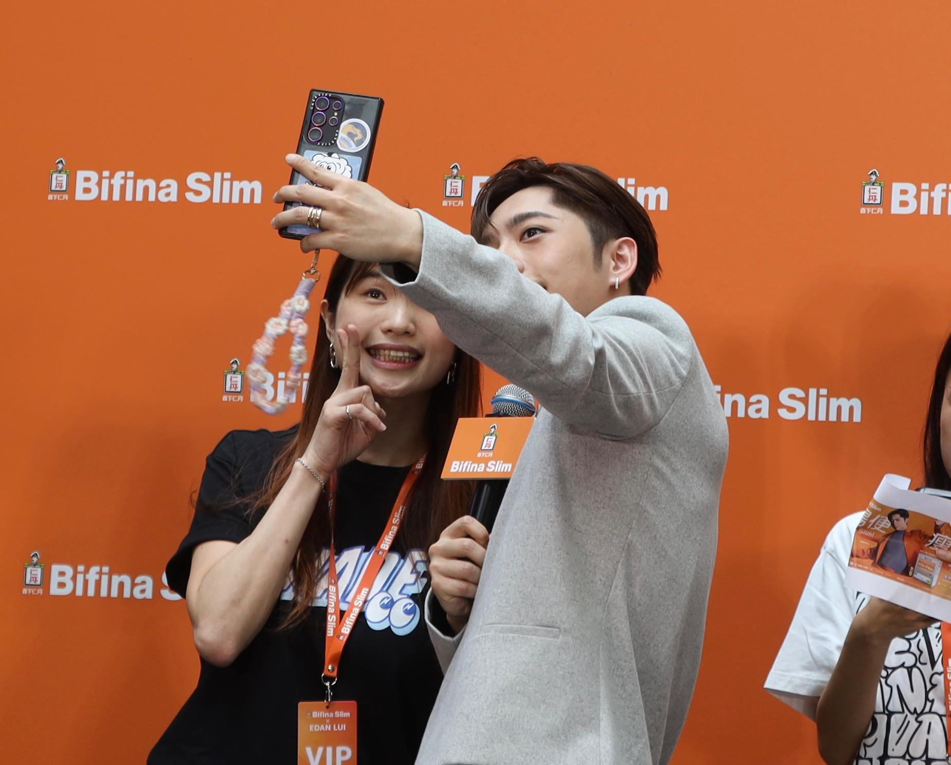 Edan與台上爵屎相拍。(娛樂組攝)