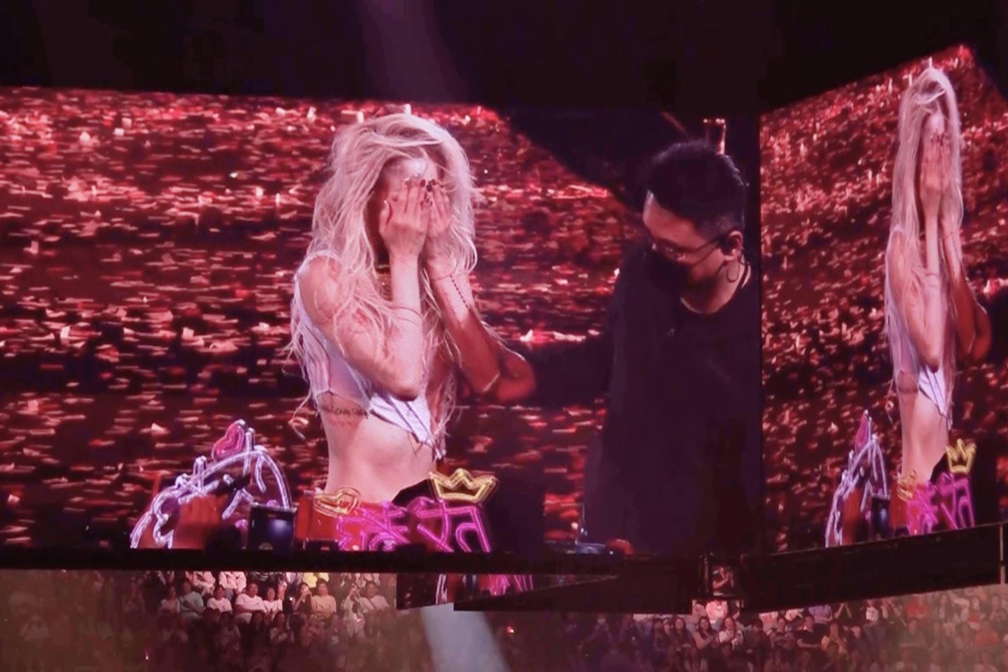 Sammi聽到西安女歌迷以廣東話唱《終身美麗》,感動落淚。