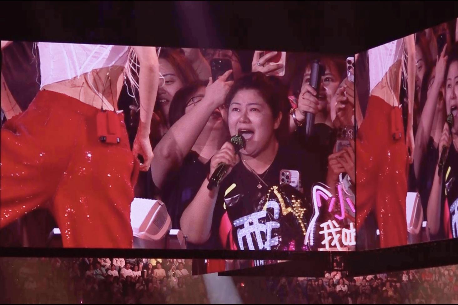 西安女歌迷熱情地向Sammi示愛,並以廣東話唱《終身美麗》。