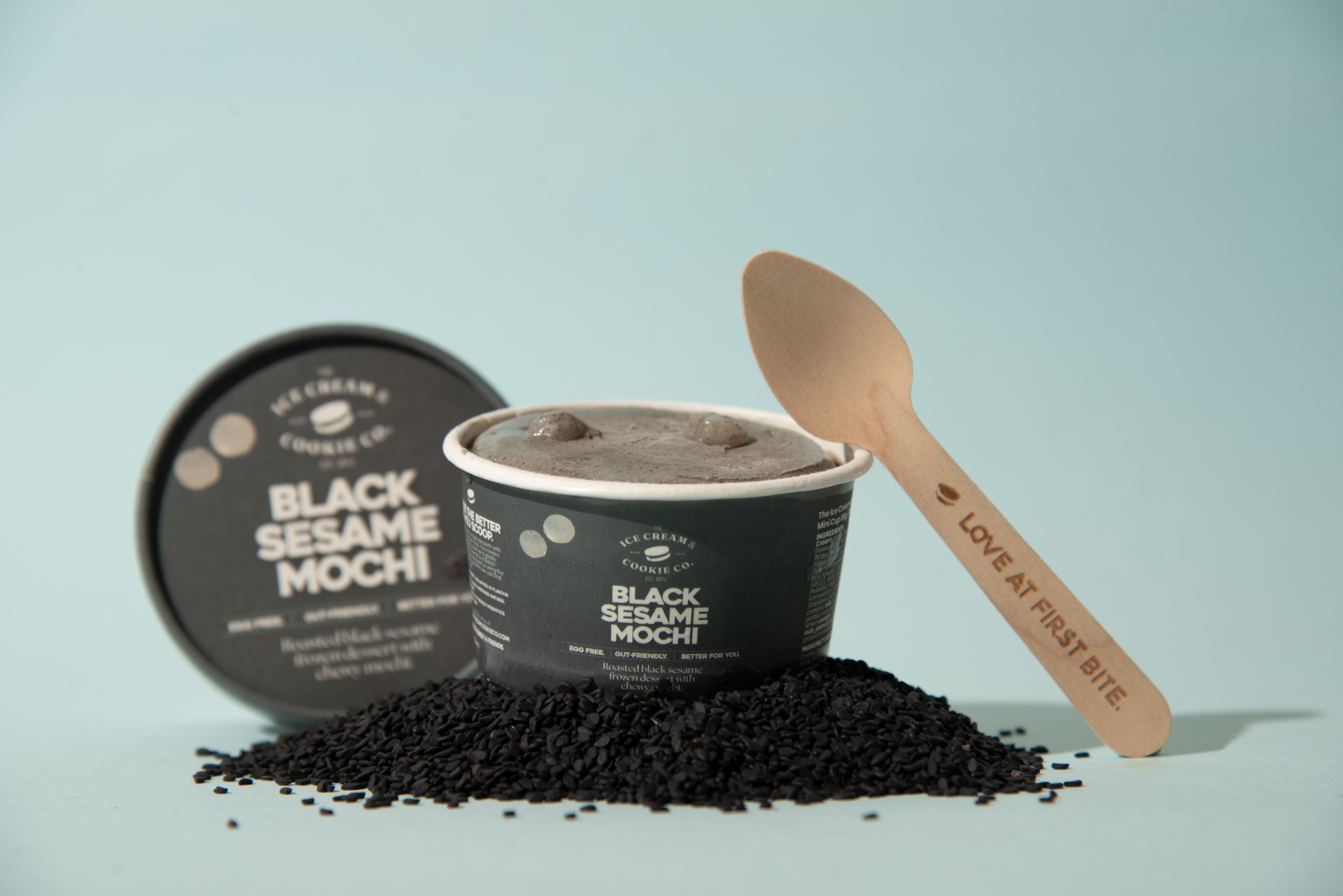 黑芝麻麻糬雪糕迷你杯$28 黑芝麻味濃郁,無人工香料,混合Q彈麻糬粒彷如日式傳統和菓子。