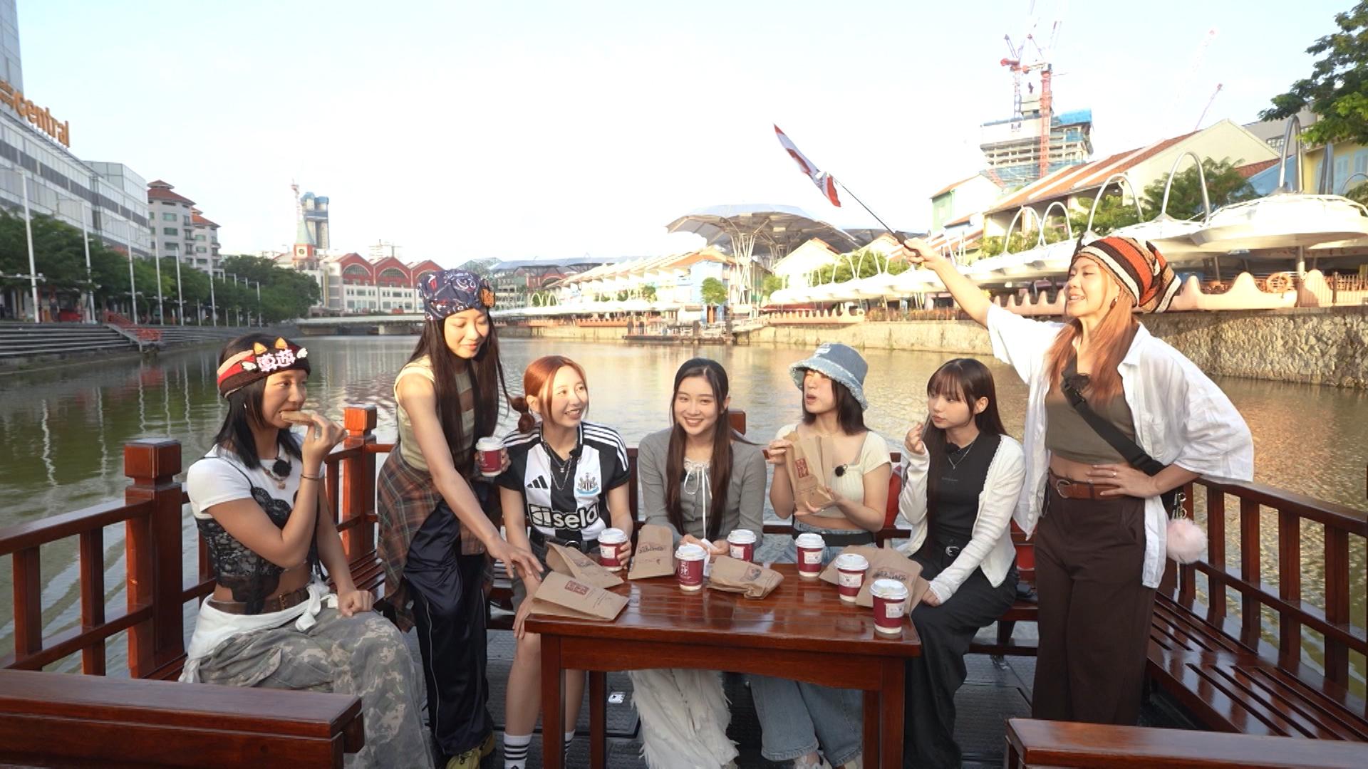 Gao、Sumling和Marf做導遊帶成員坐船遊新加坡。