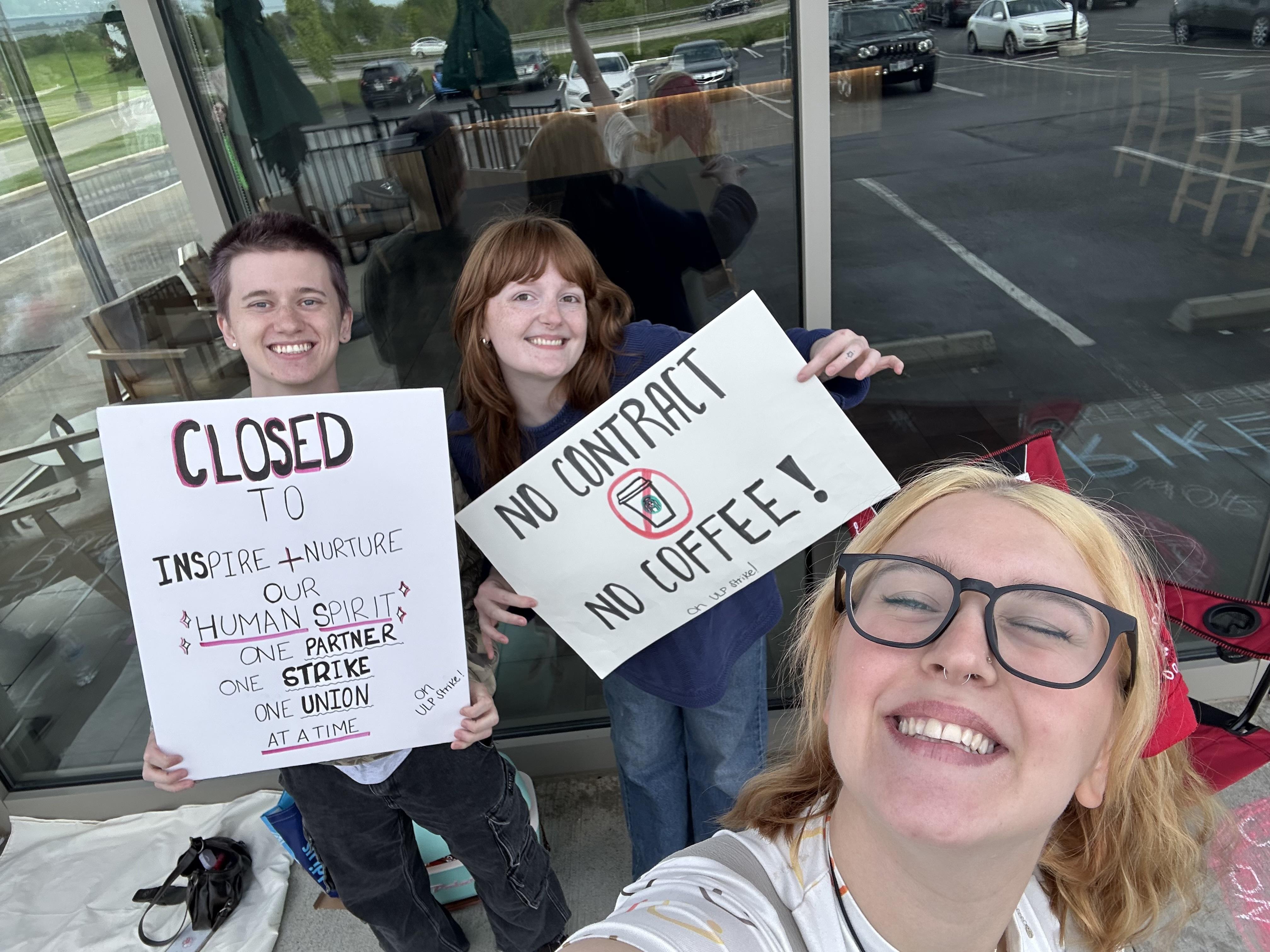 美國部份Starbucks員工不滿服裝規定,舉起標語以示不滿。(Starbucks Workers United X)