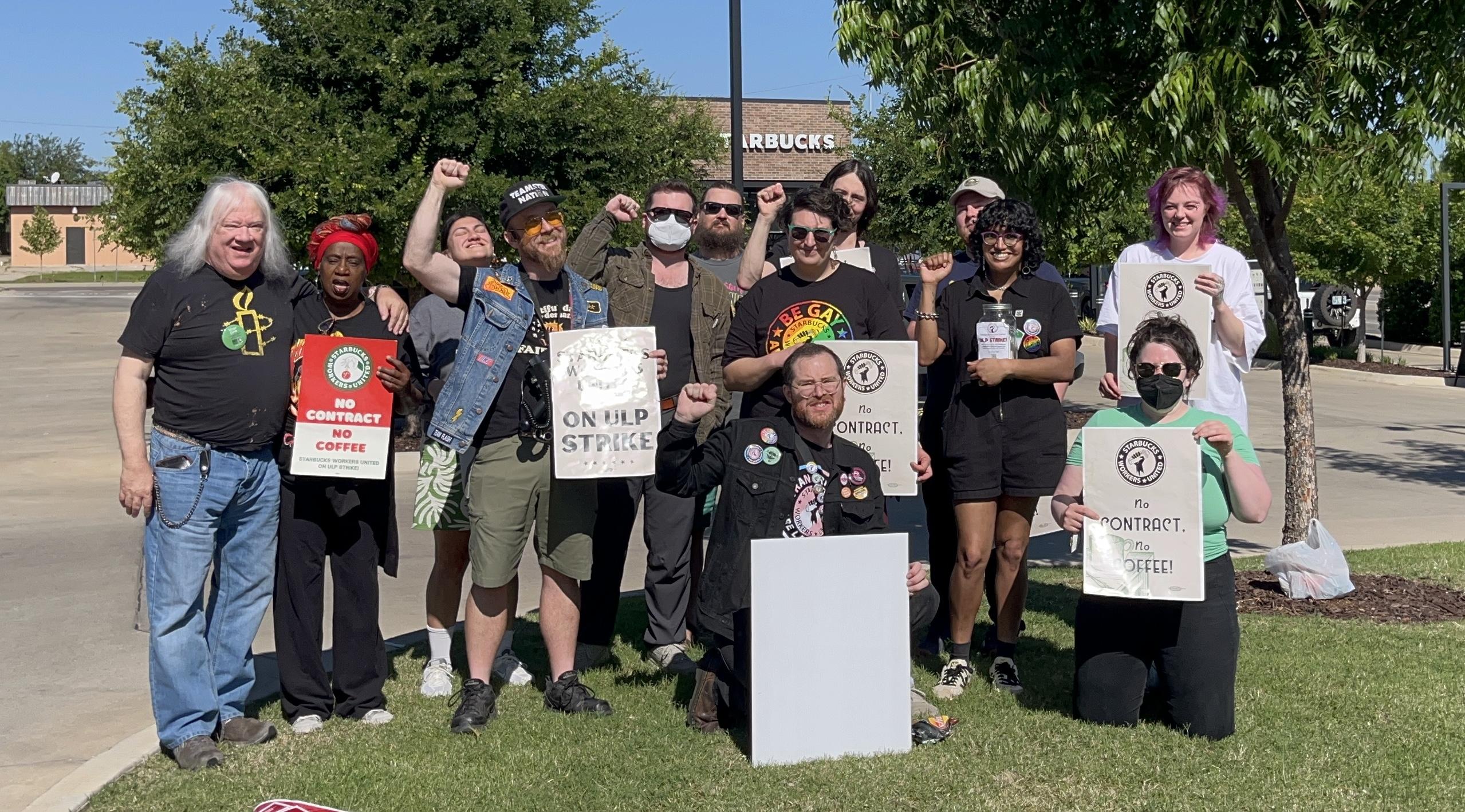 美國部份Starbucks員工不滿服裝規定,舉起標語以示不滿。(Starbucks Workers United X)