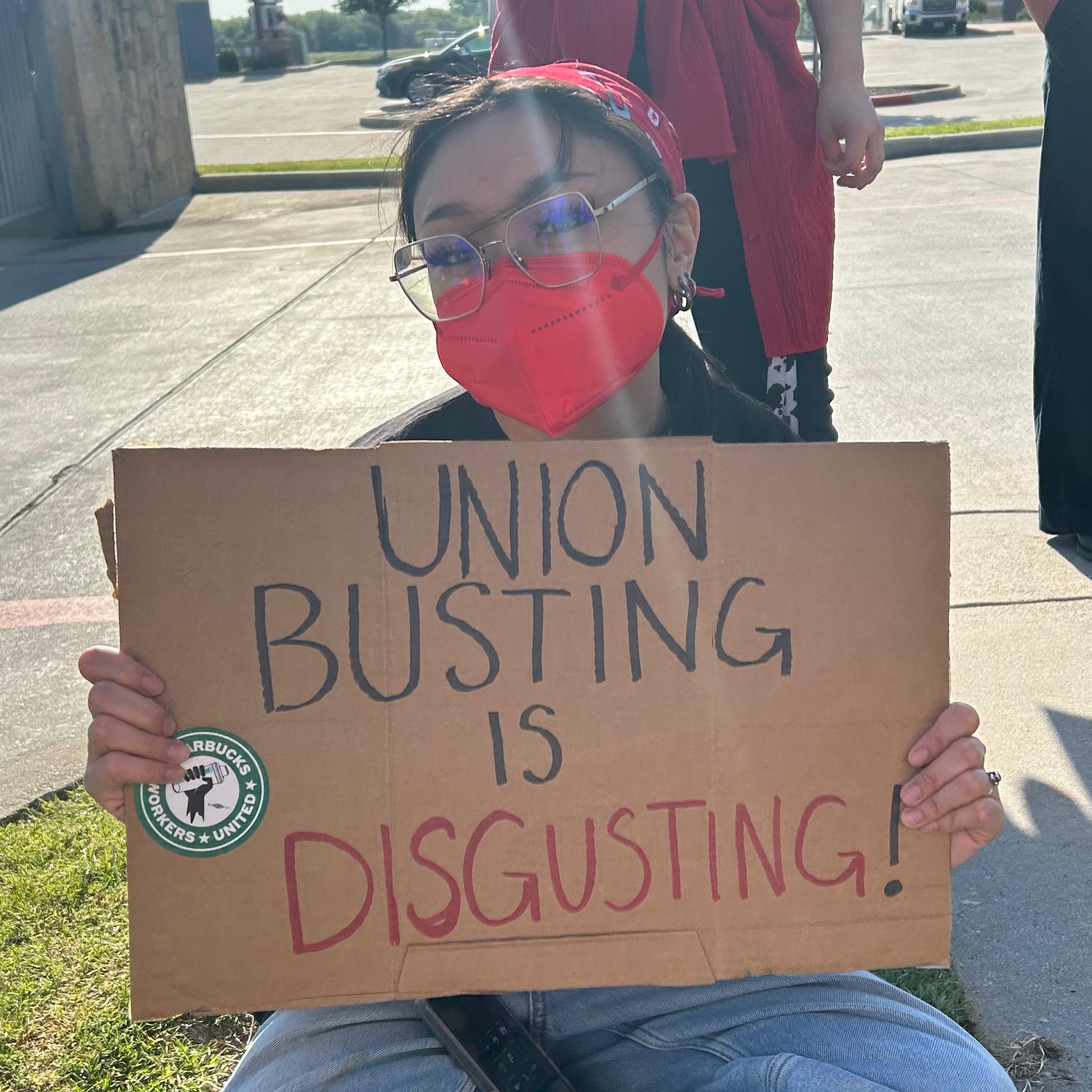 美國部份Starbucks員工不滿服裝規定,舉起標語以示不滿。(Starbucks Workers United X)